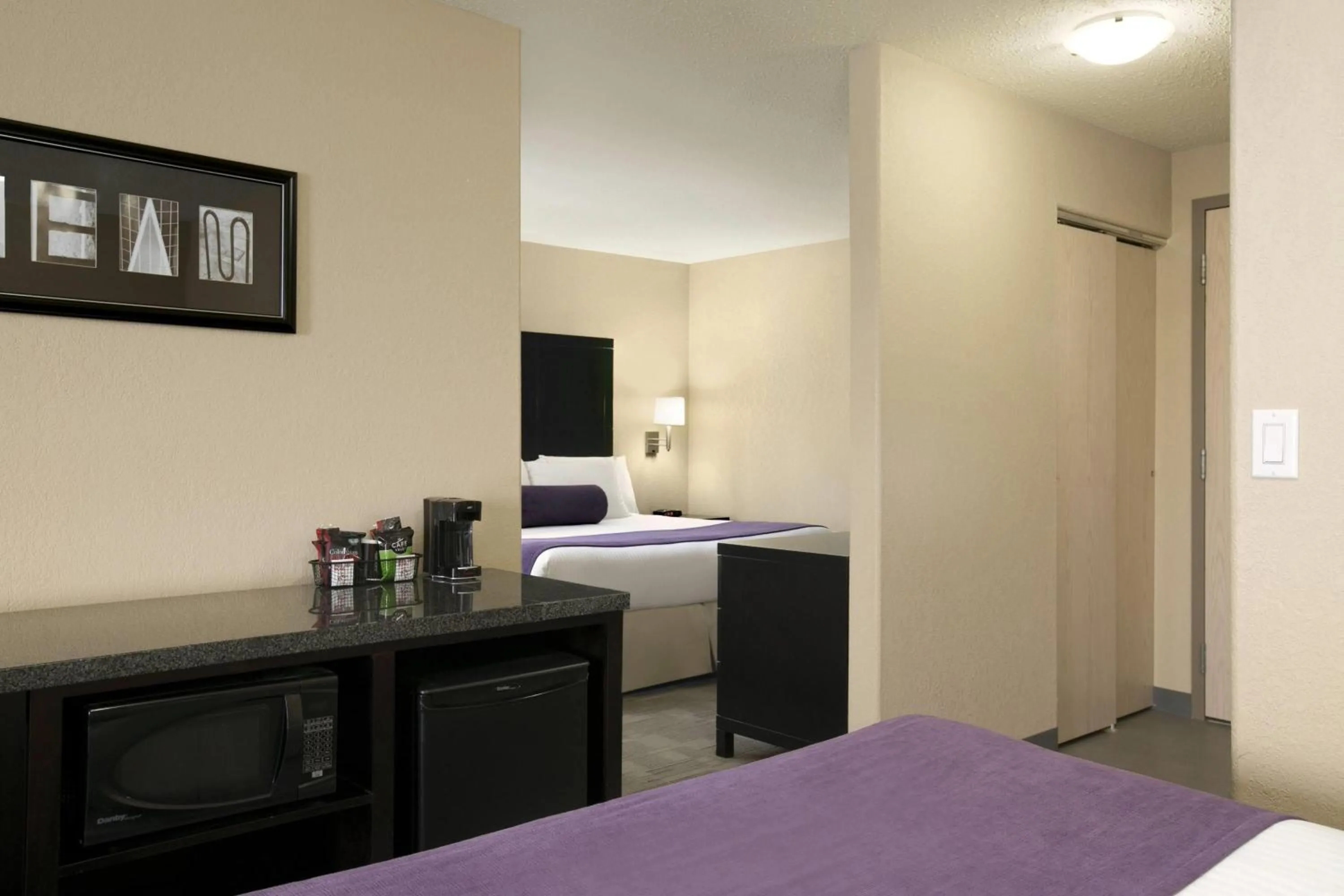 Photo of the whole room, Bed in Days Inn by Wyndham Regina