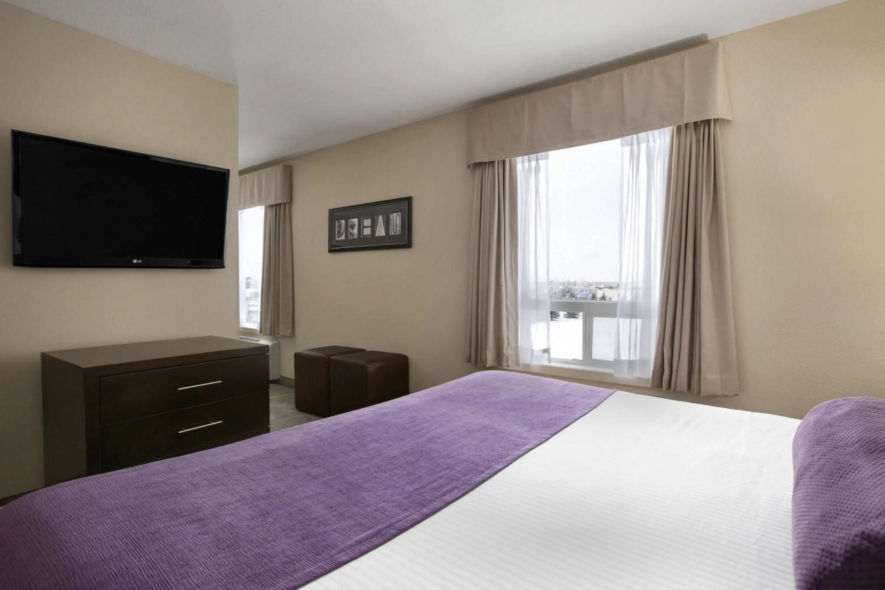 Photo of the whole room, Bed in Days Inn by Wyndham Regina