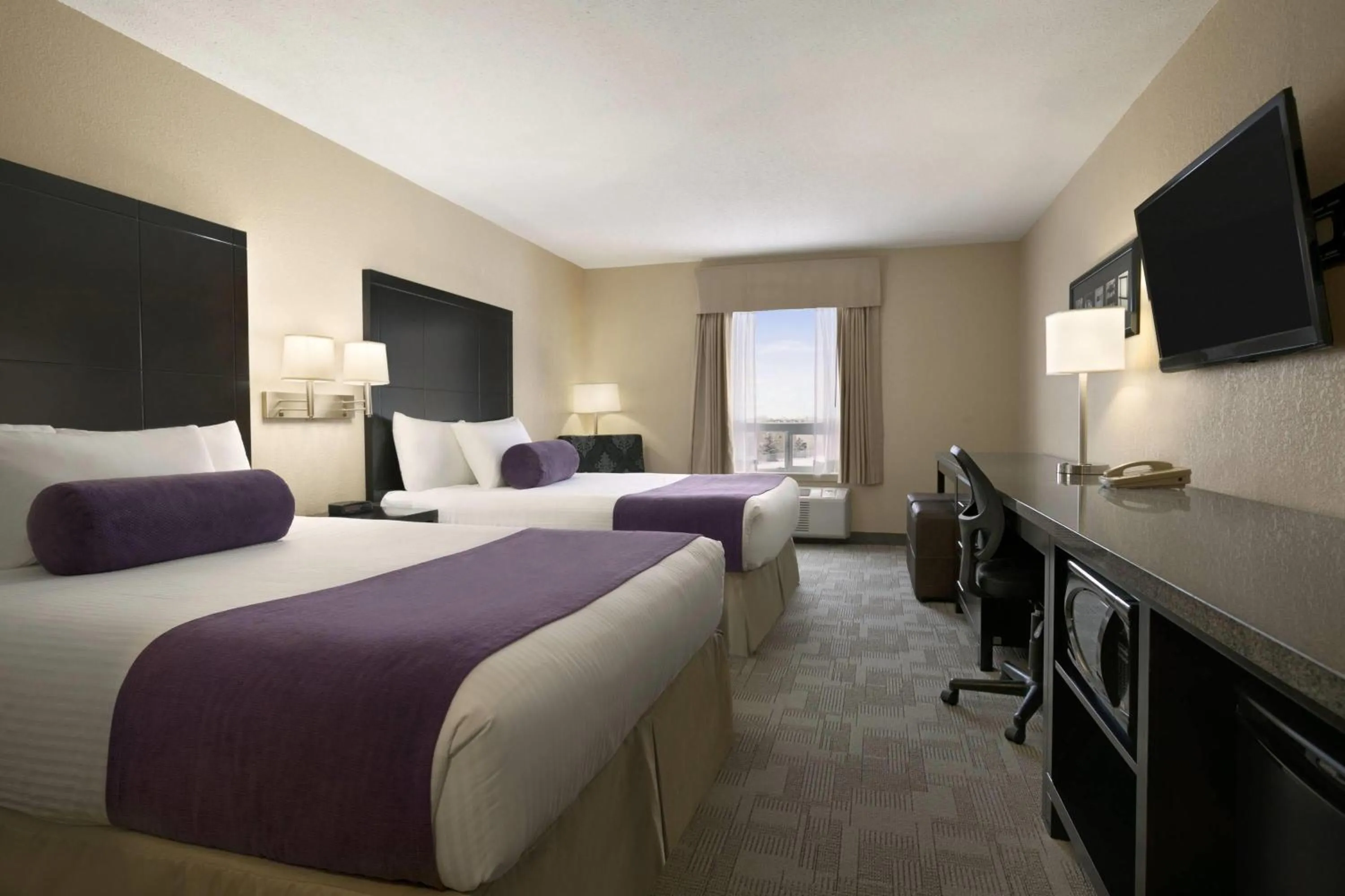 Photo of the whole room, Bed in Days Inn by Wyndham Regina
