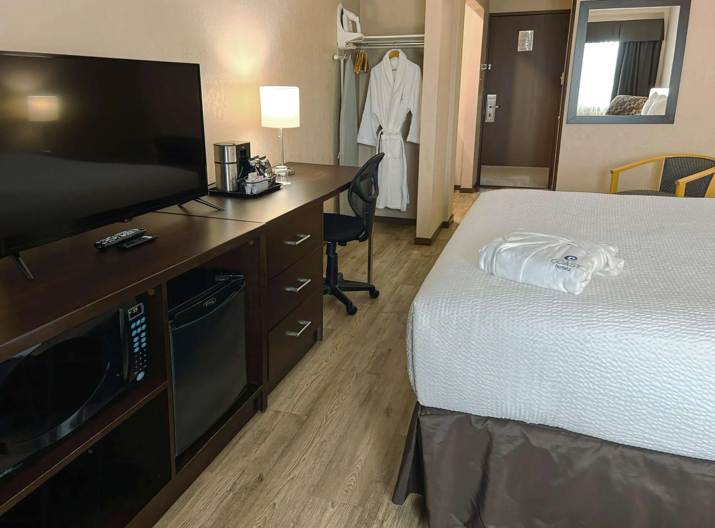Bedroom, Bed in Coast Swift Current Hotel