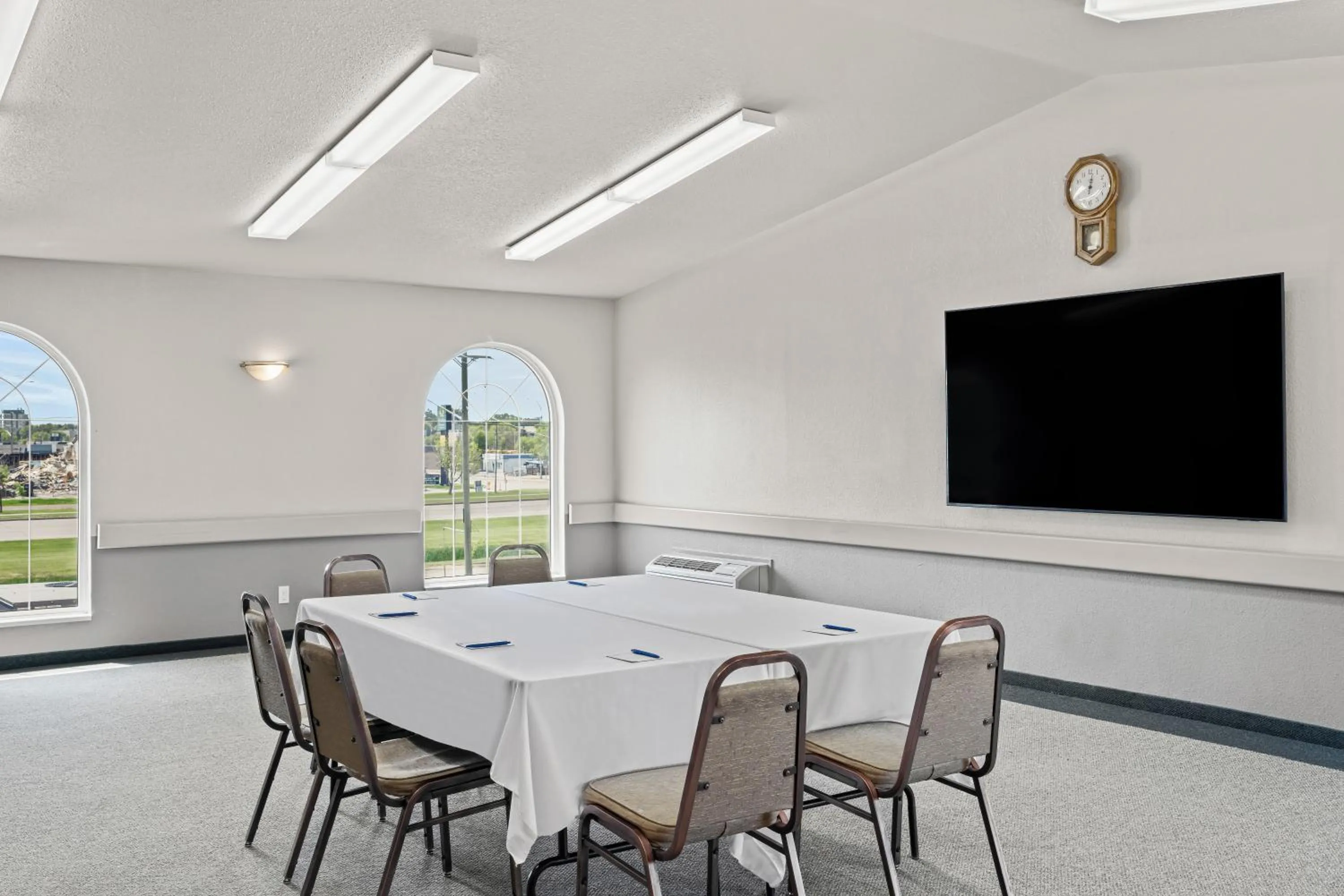 Meeting/conference room in Days Inn & Suites by Wyndham Winkler