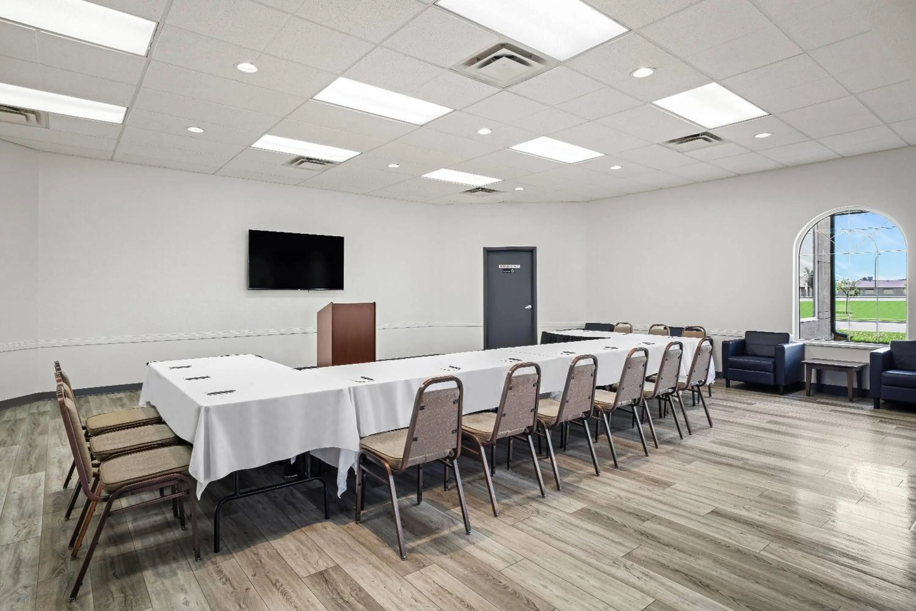 Meeting/conference room in Days Inn & Suites by Wyndham Winkler