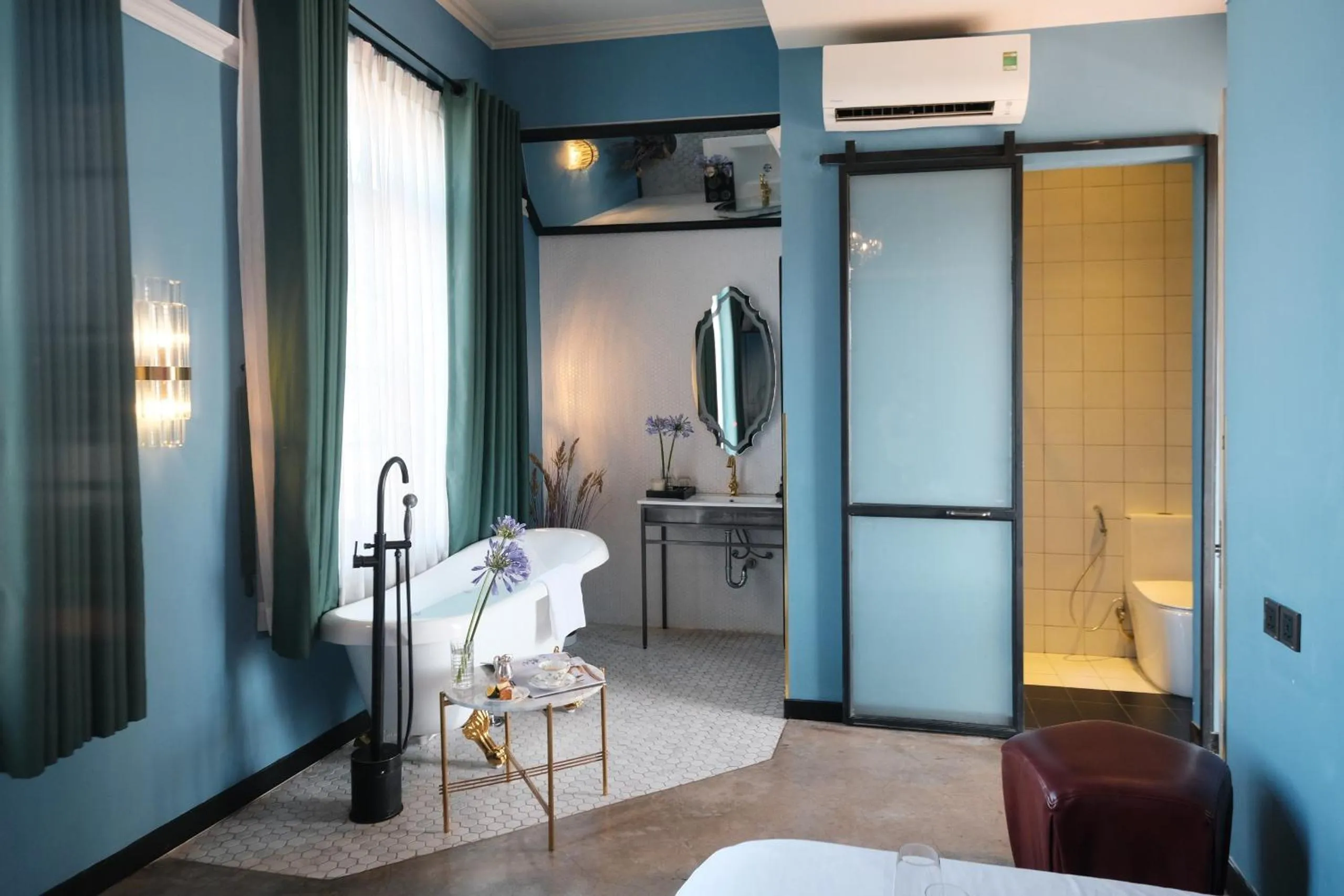 Photo of the whole room, Bed in HOTEL le JARDIN SECRET saigon