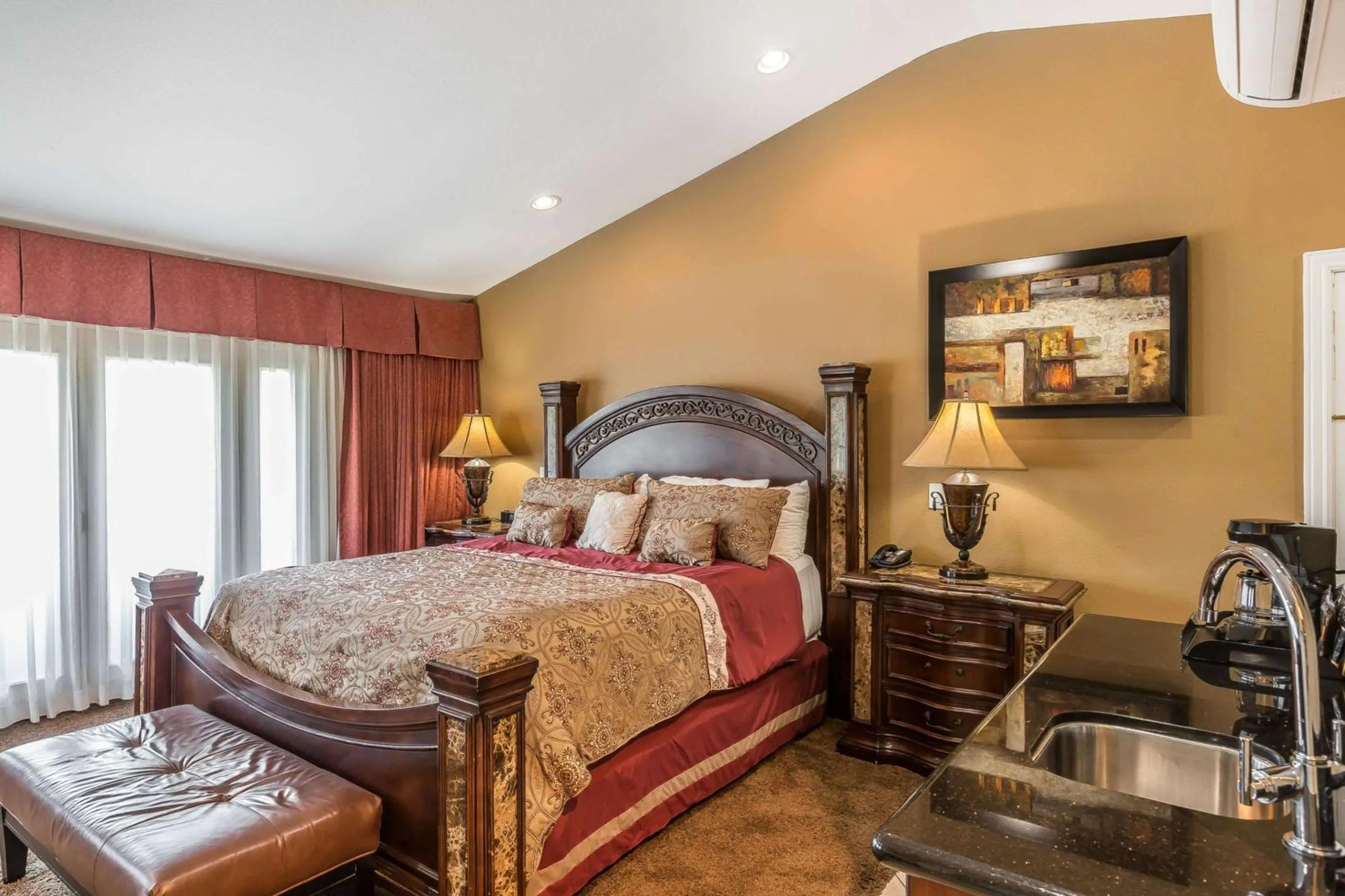 Photo of the whole room, Bed in Econo Lodge Lake Elsinore Casino