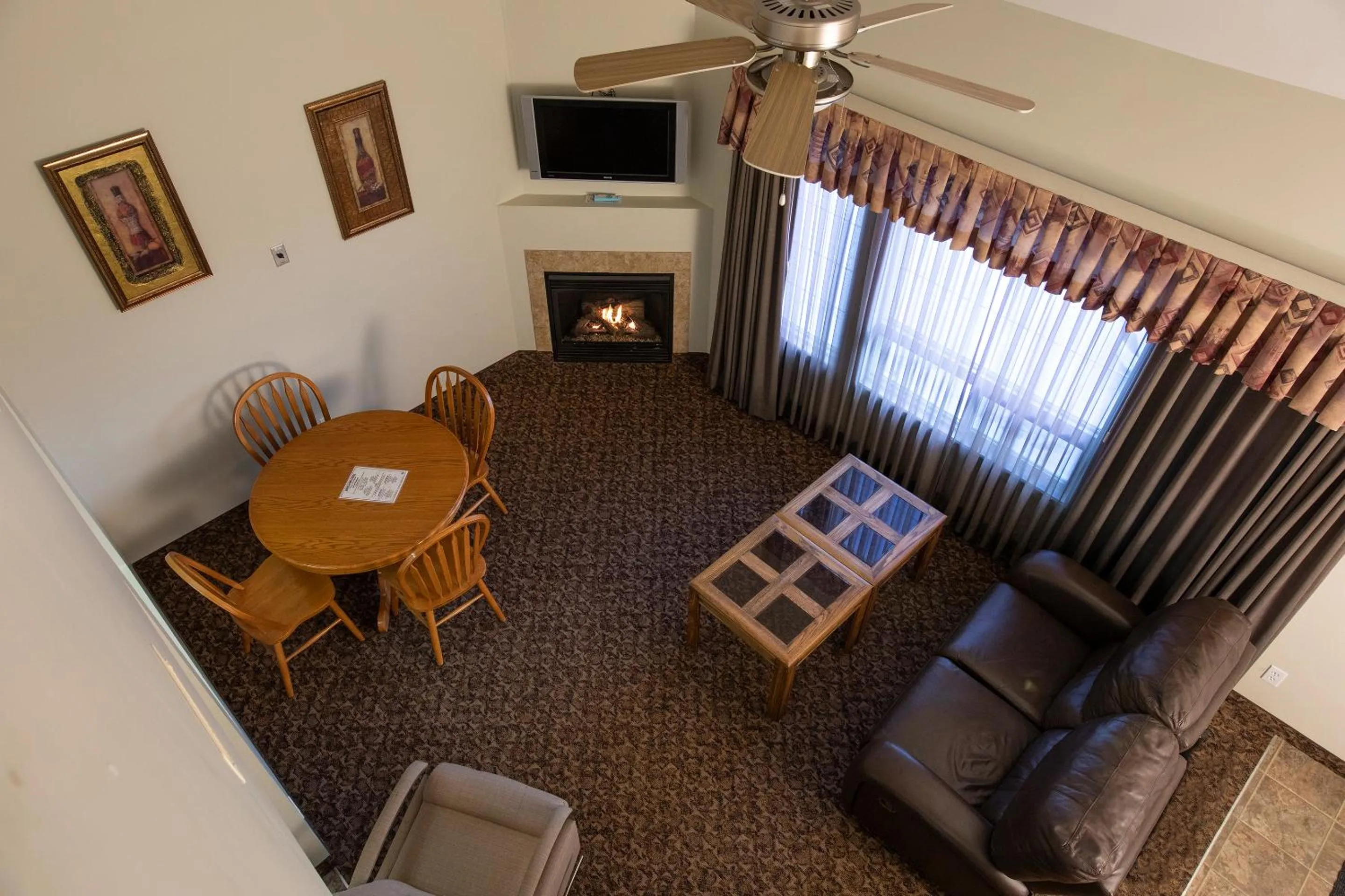 Living room, Seating Area in Dunvegan Inn & Suites