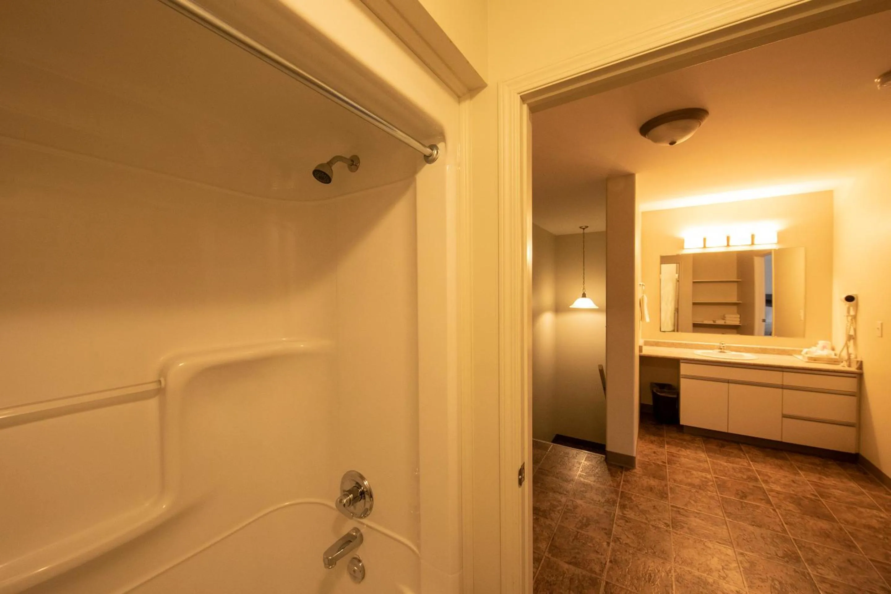 Shower, Bathroom in Dunvegan Inn & Suites