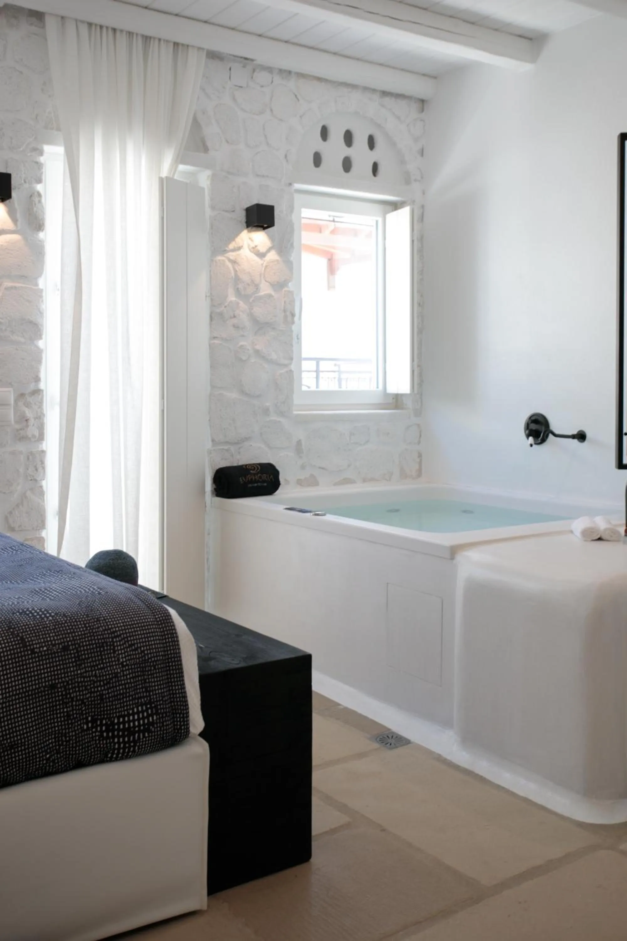 Hot Tub, Bed in Euphoria Downtown