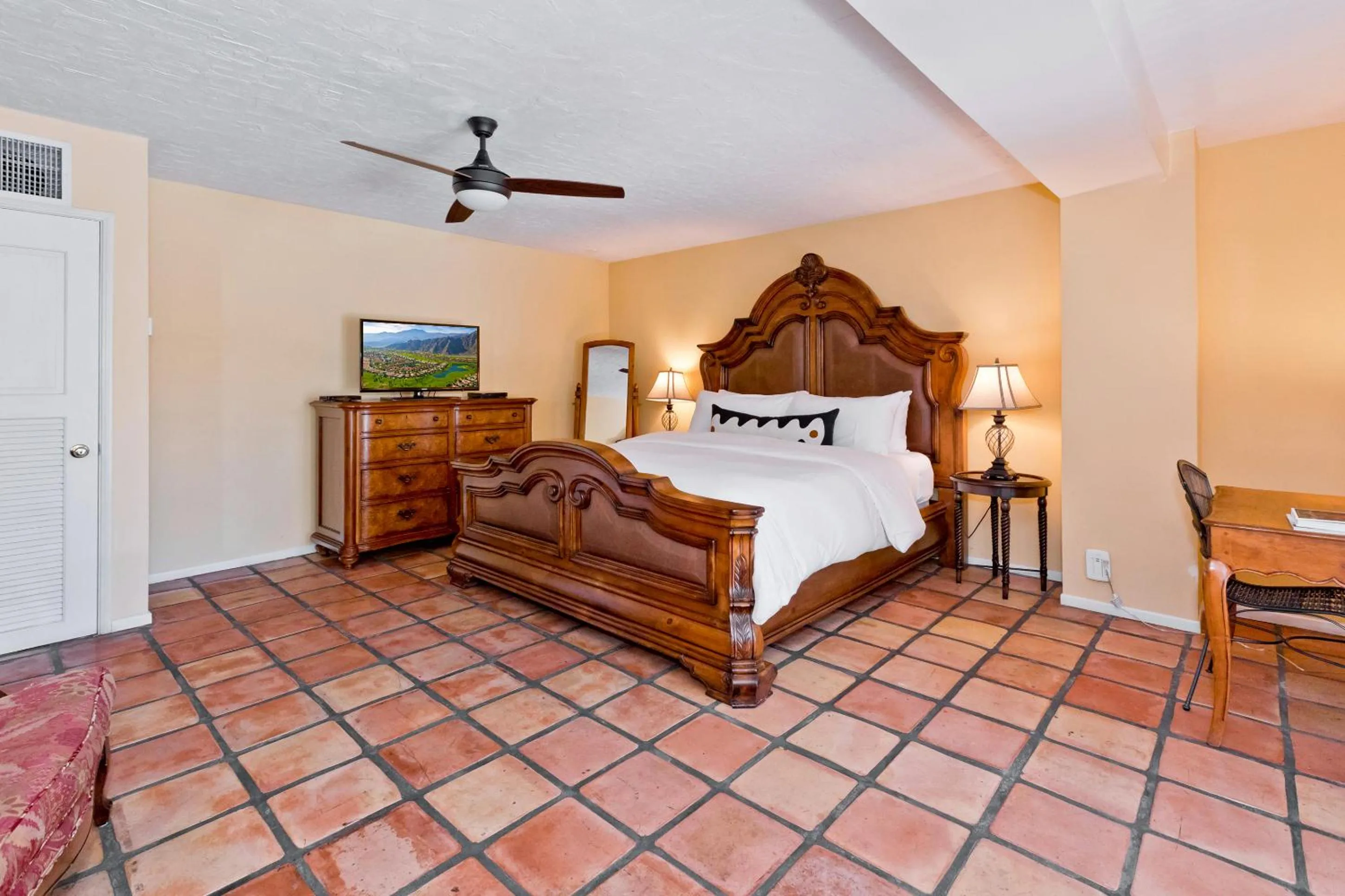 Bed in La Maison Hotel - Adults Only