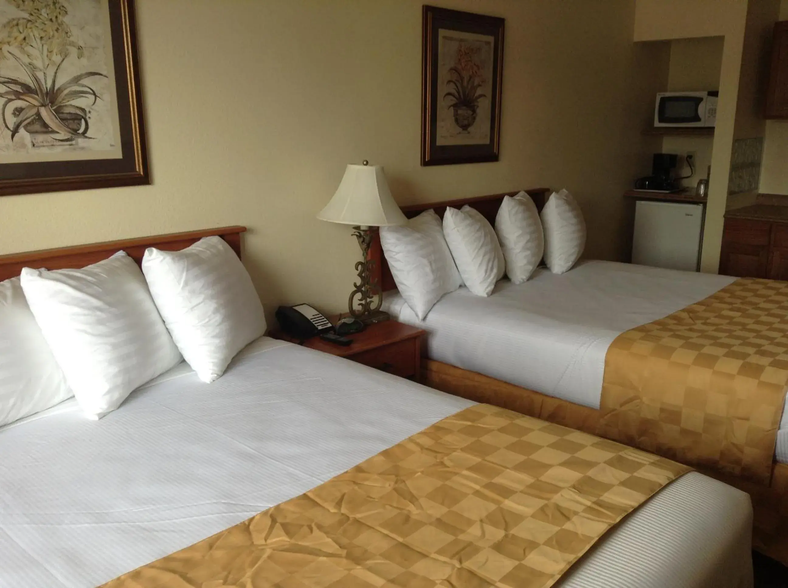 Queen Room with Two Queen Beds in Best Inn & Suites Queen Room with Two Queen Beds in Best Inn & Suites