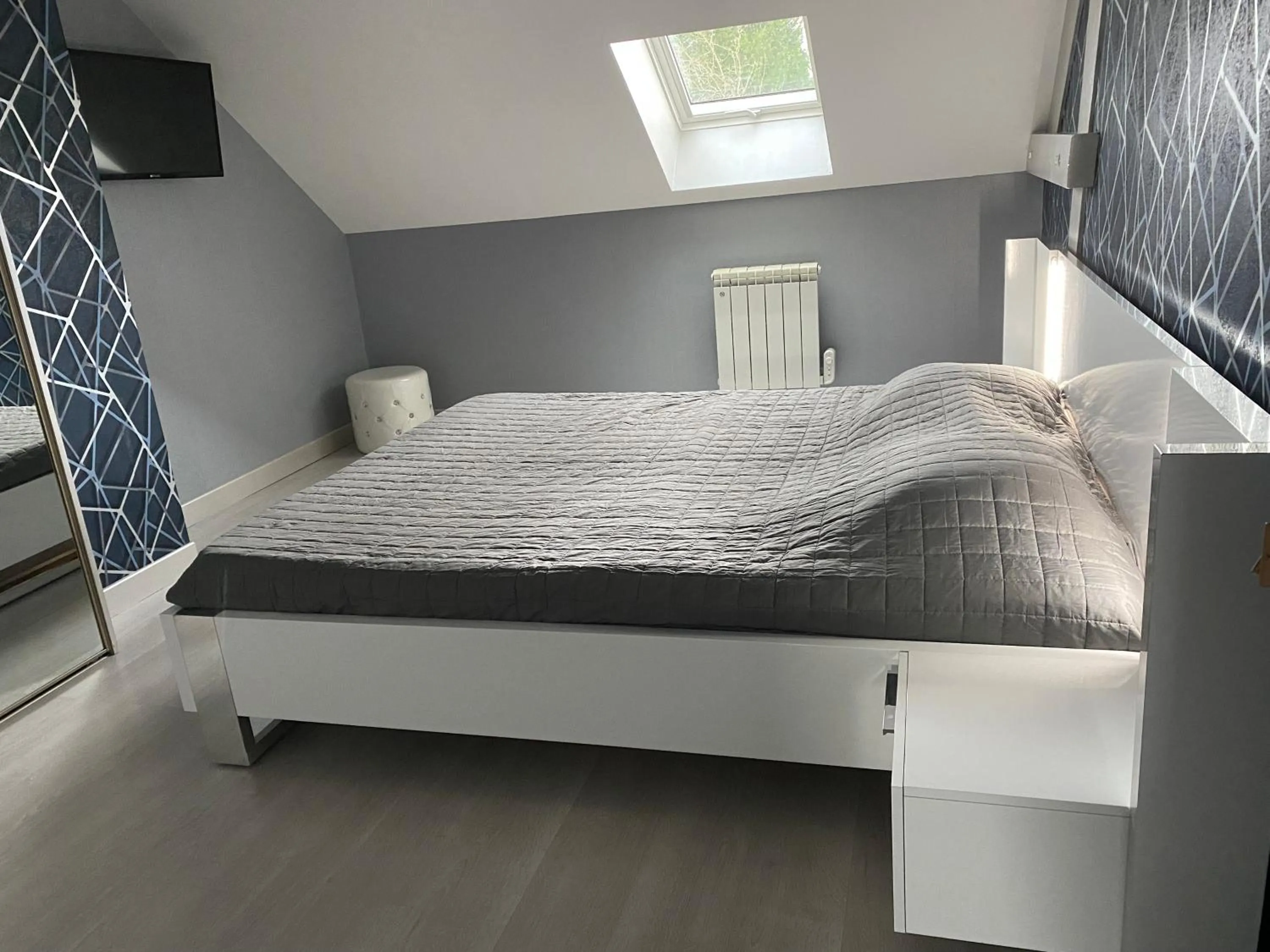 Photo of the whole room, Bed in AU FIL DES LACS