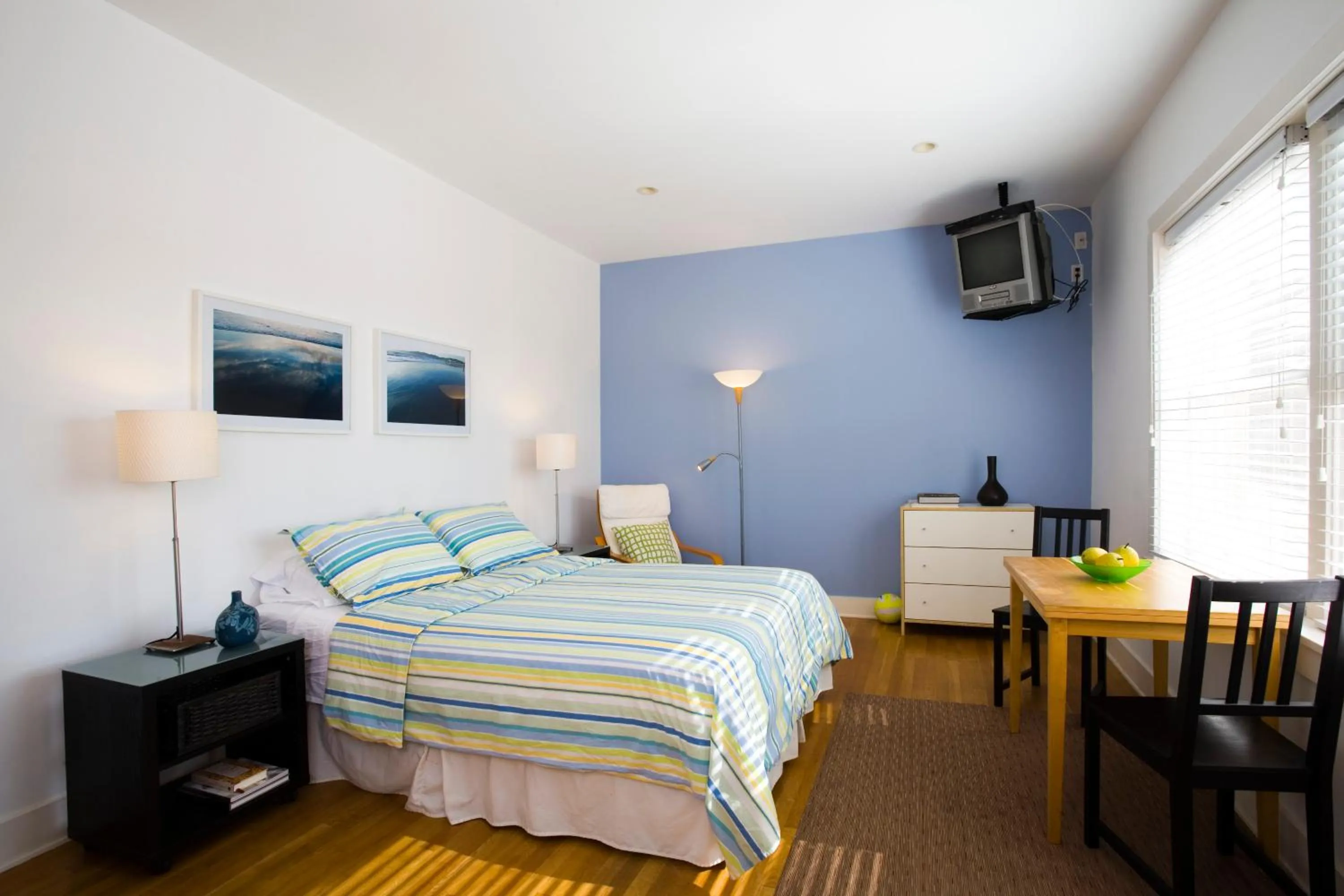 Photo of the whole room, Bed in Venice Suites