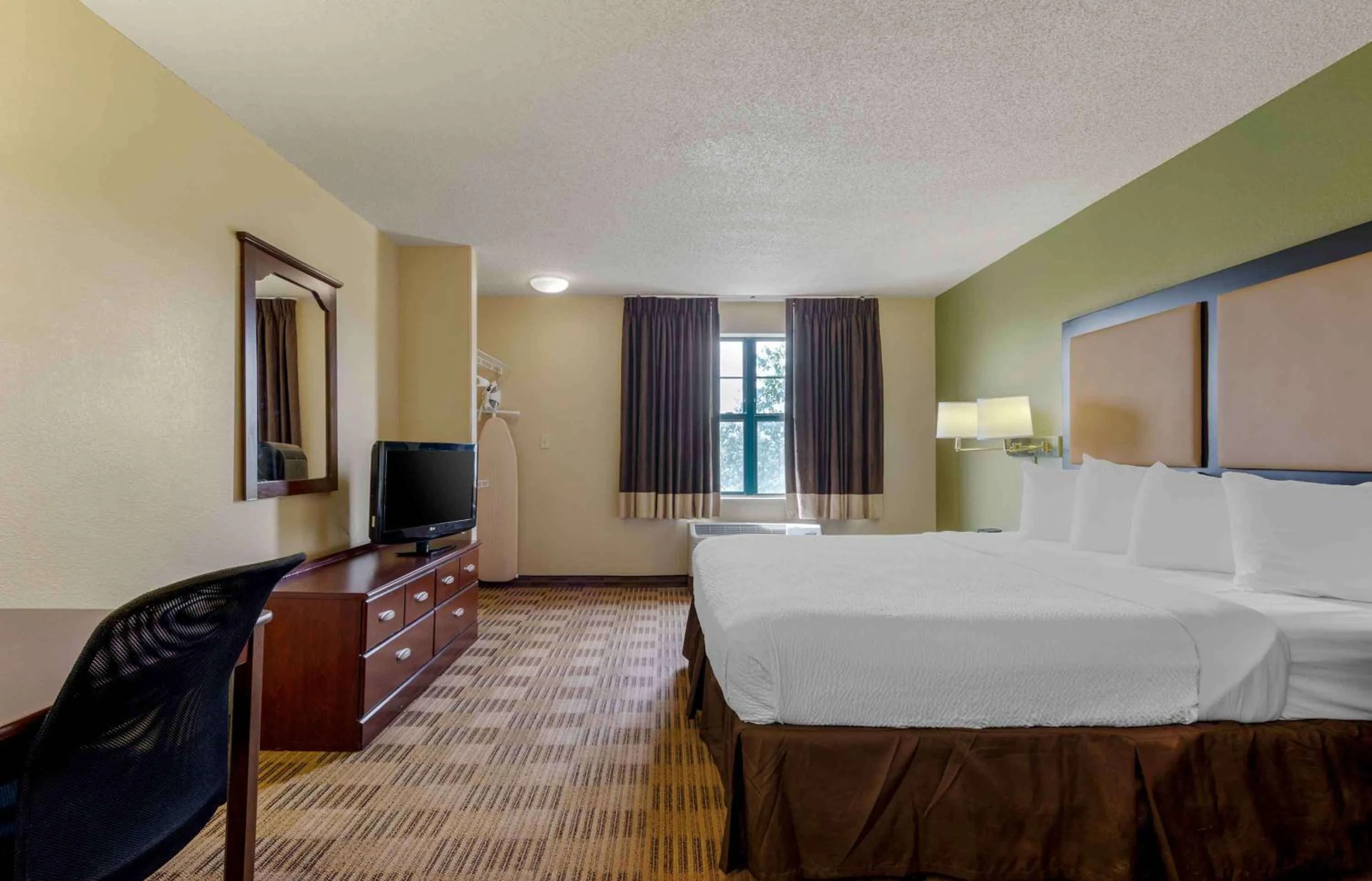 Bedroom in Extended Stay America Select Suites - Atlanta - Alpharetta - Rock Mill Rd