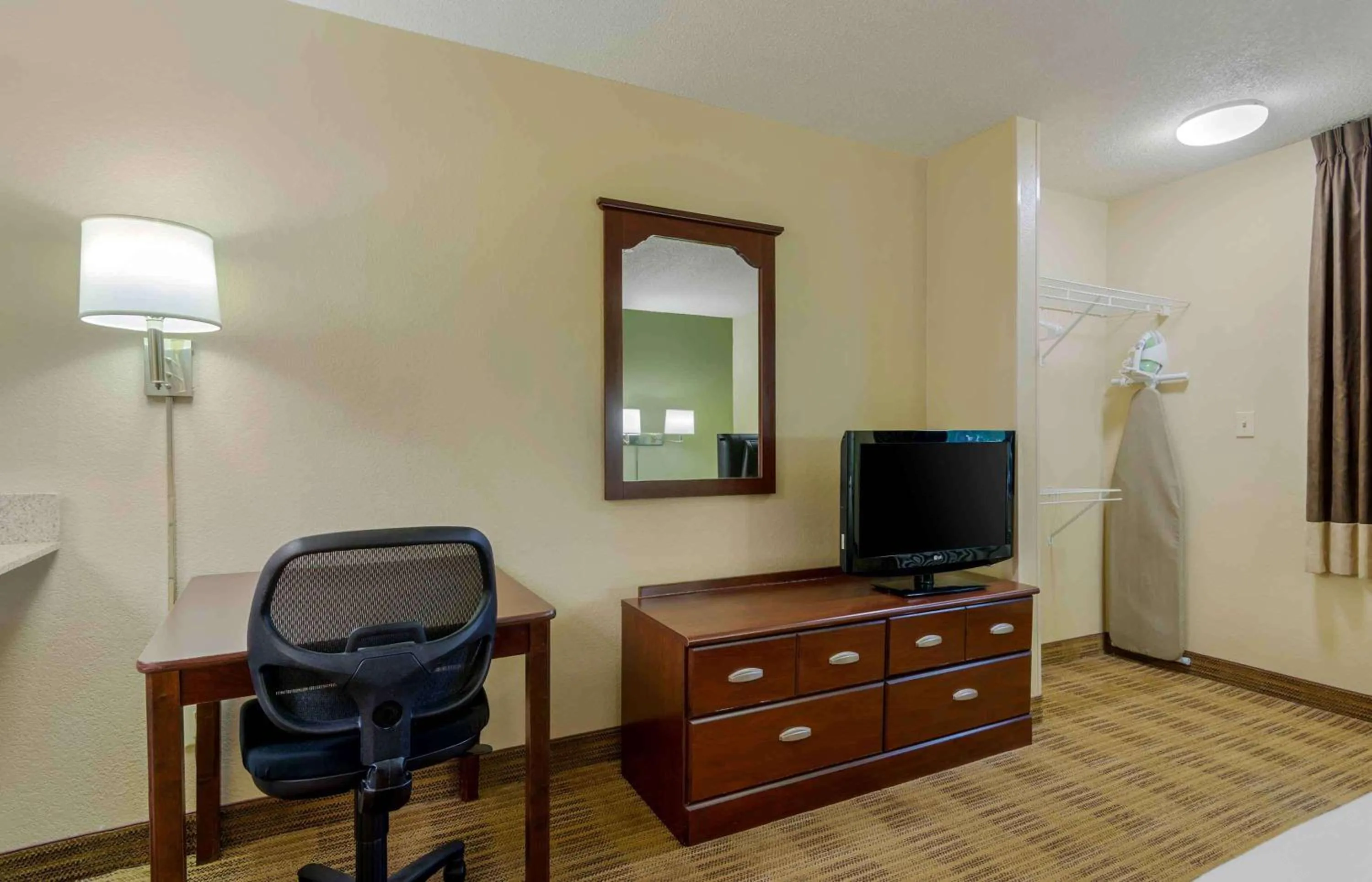 Bedroom in Extended Stay America Select Suites - Atlanta - Alpharetta - Rock Mill Rd