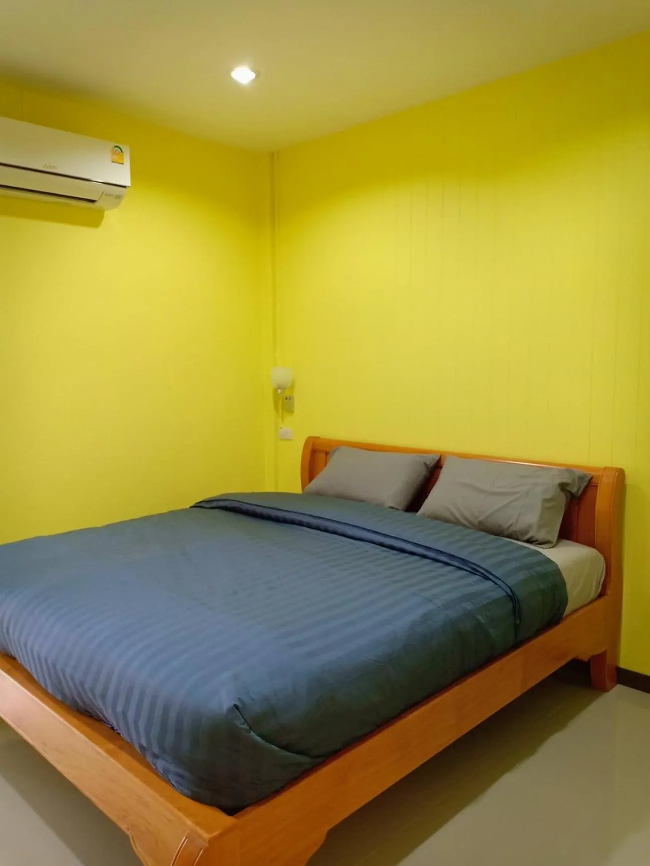 air conditioner, Bed in Siri Guesthouse