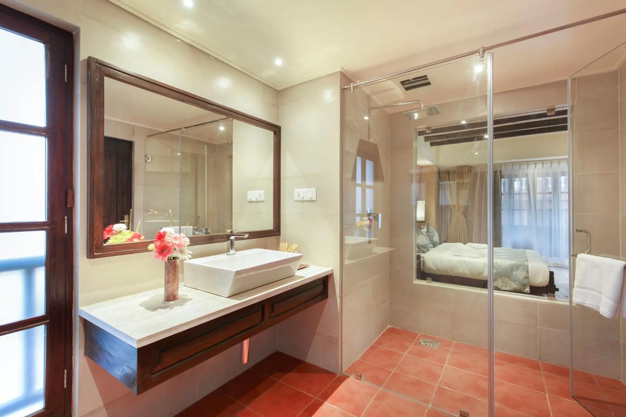 Shower, Bed in Hotel Thamel House - 6 km from Boudhanath Stupa, Kathmandu