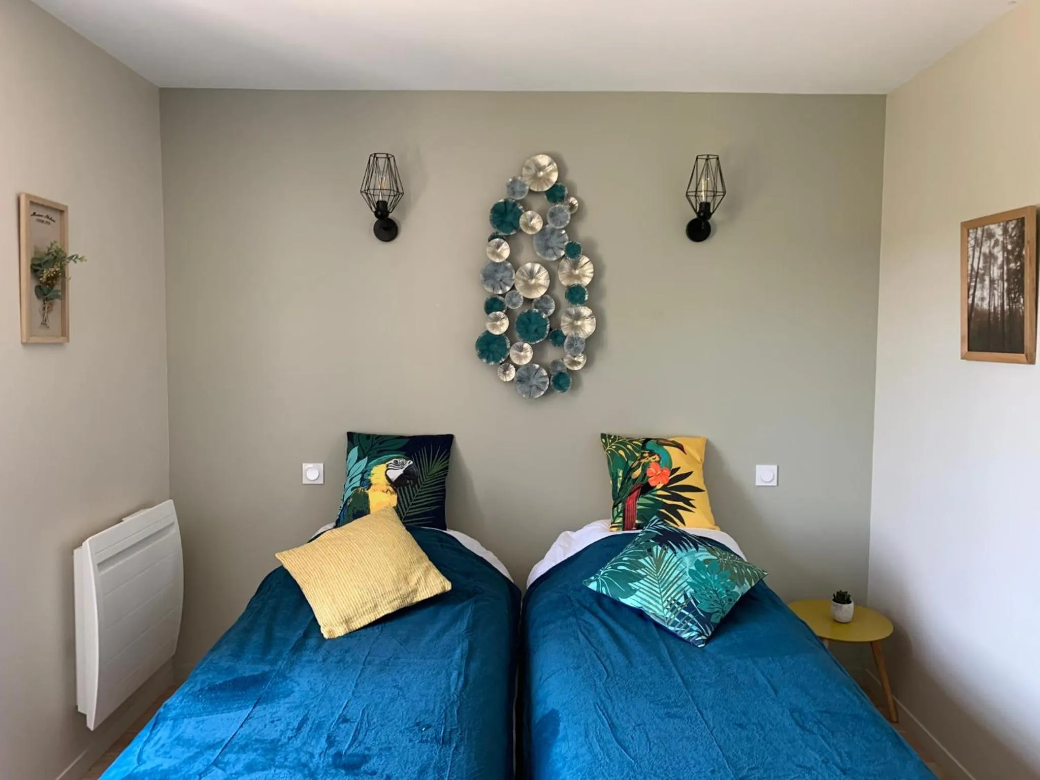 Photo of the whole room, Bed in La maison des Légendes