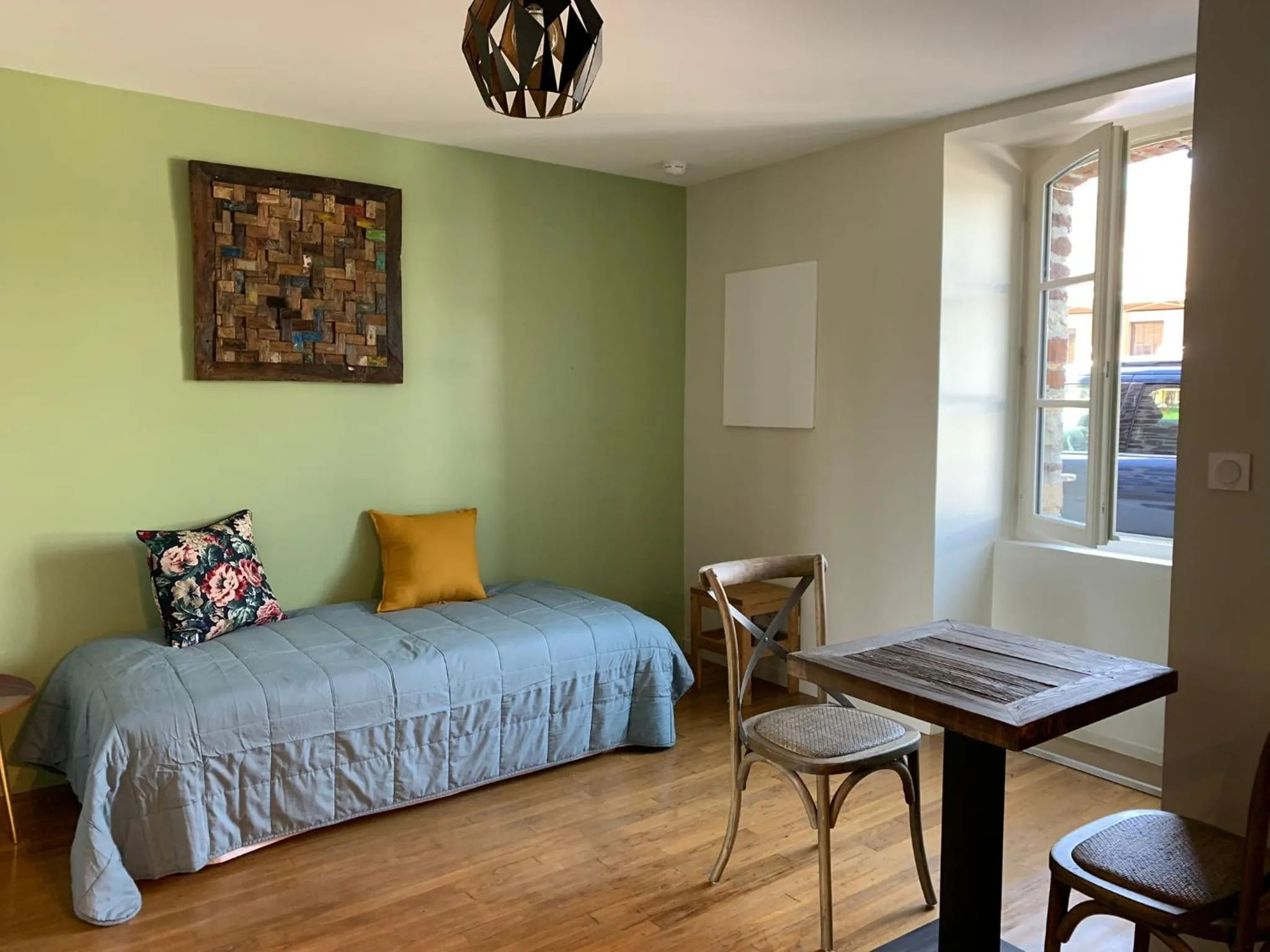 Seating area, Bed in La maison des Légendes