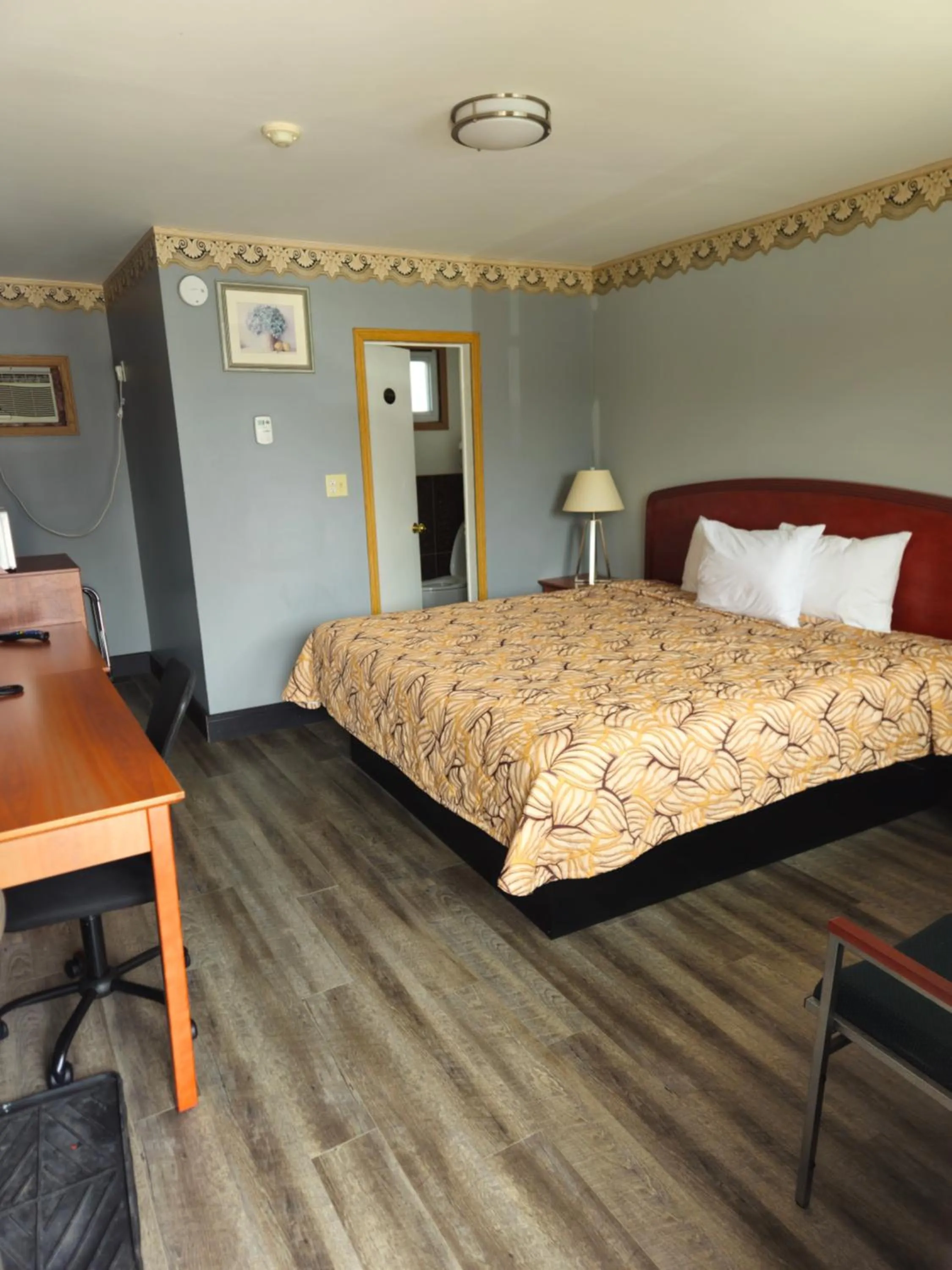 Bedroom, Bed in Forest Plaza Motel