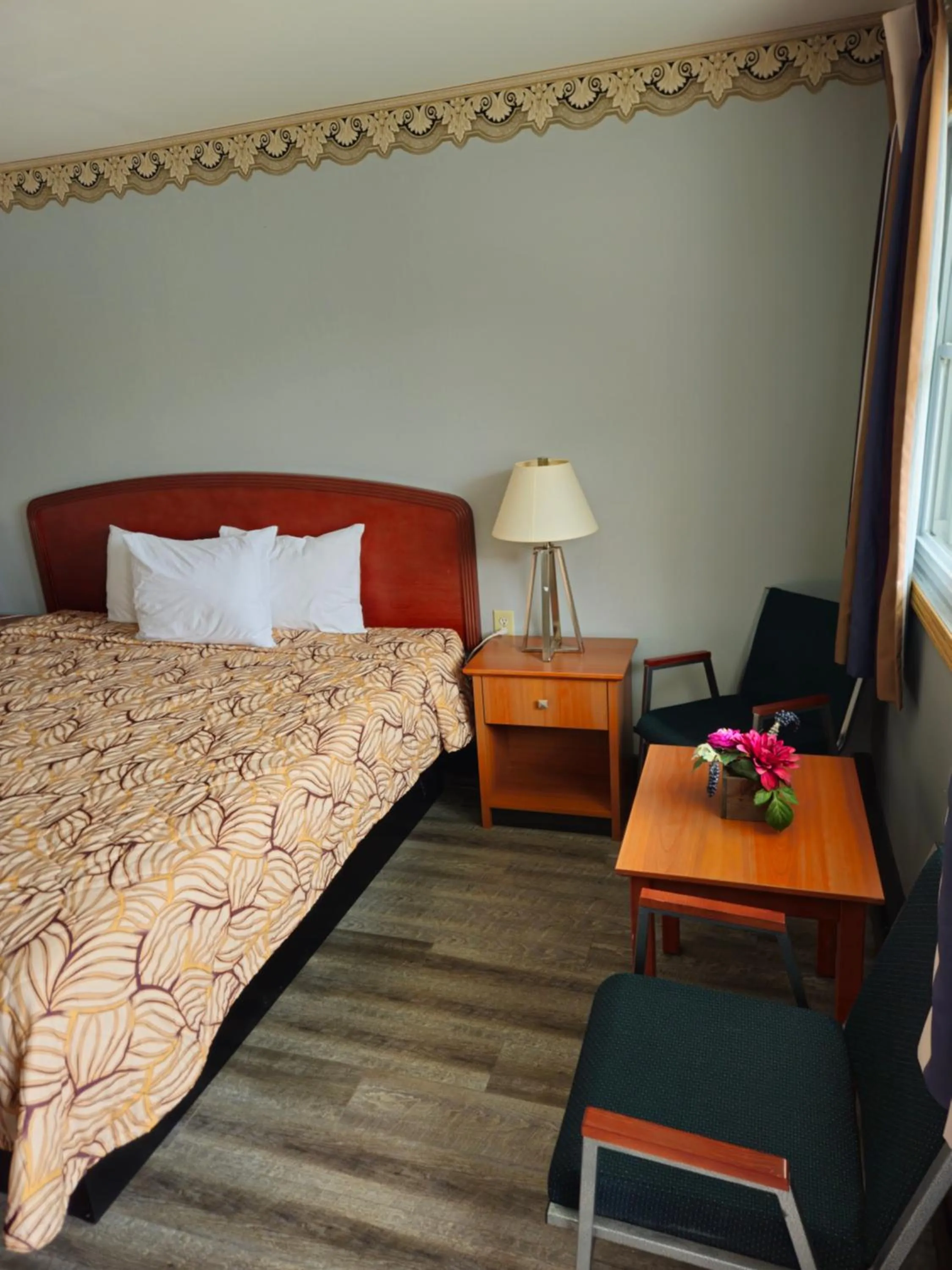 Bedroom, Bed in Forest Plaza Motel