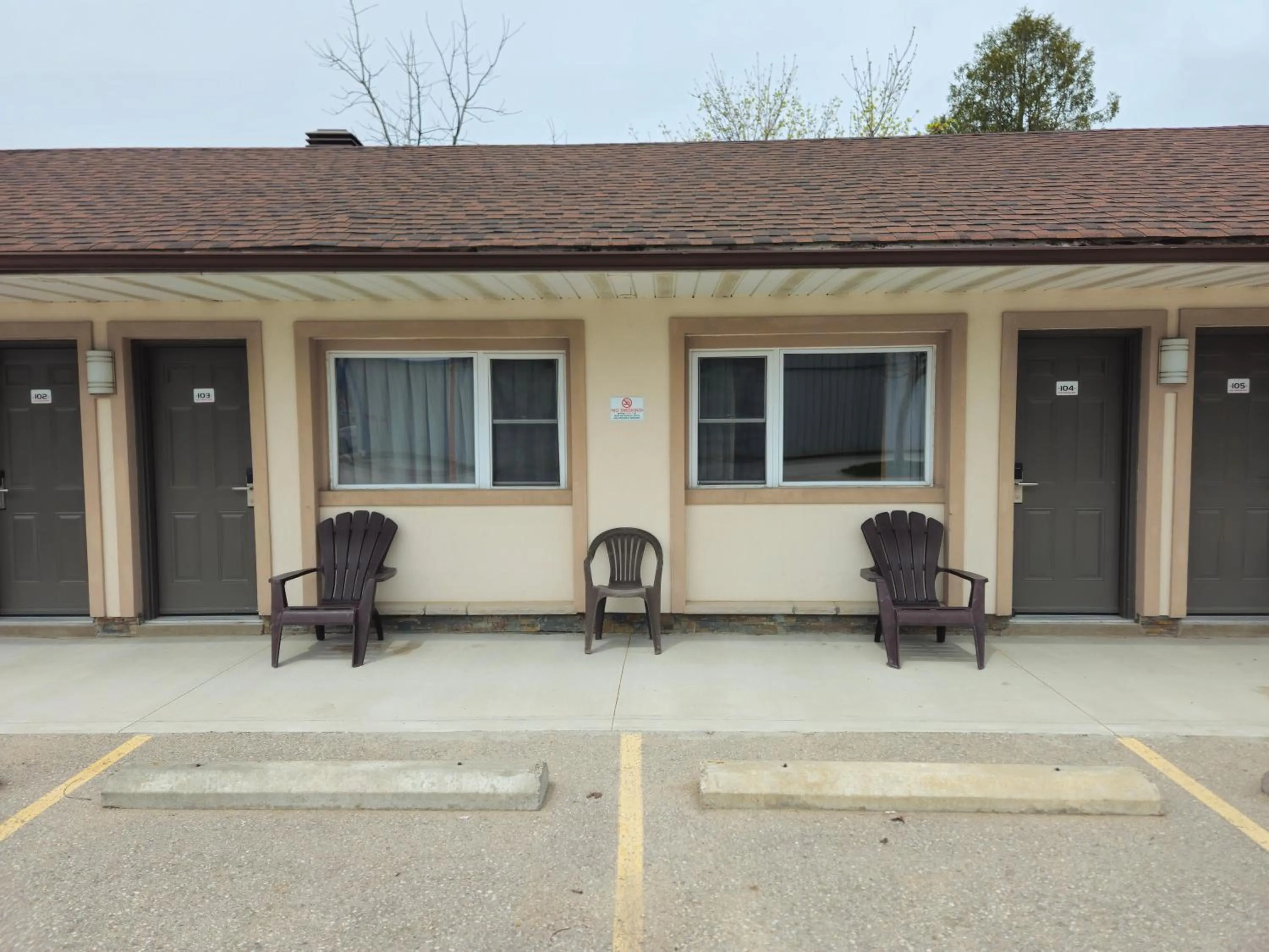 Property building in Forest Plaza Motel
