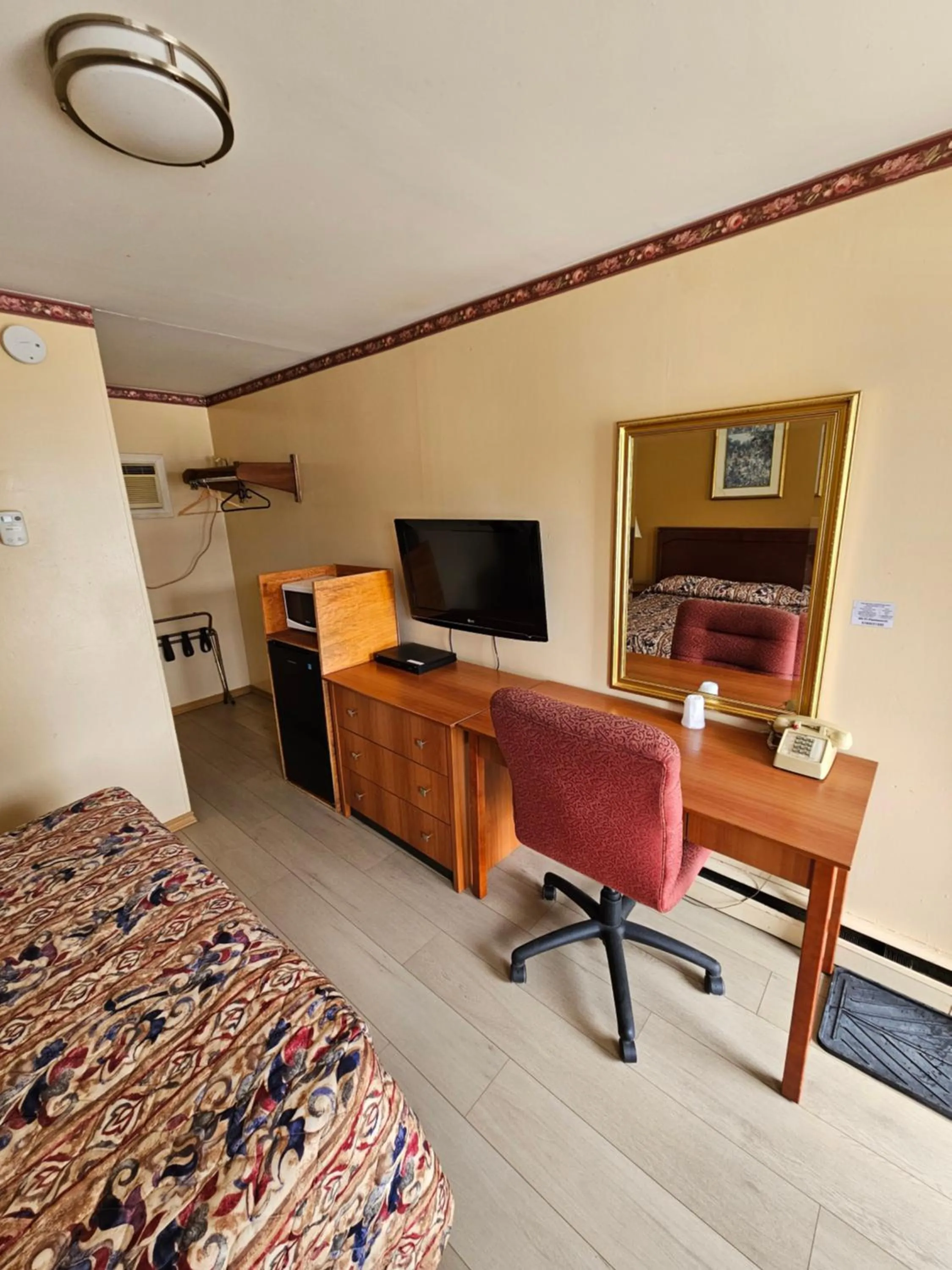 TV and multimedia, Bed in Forest Plaza Motel