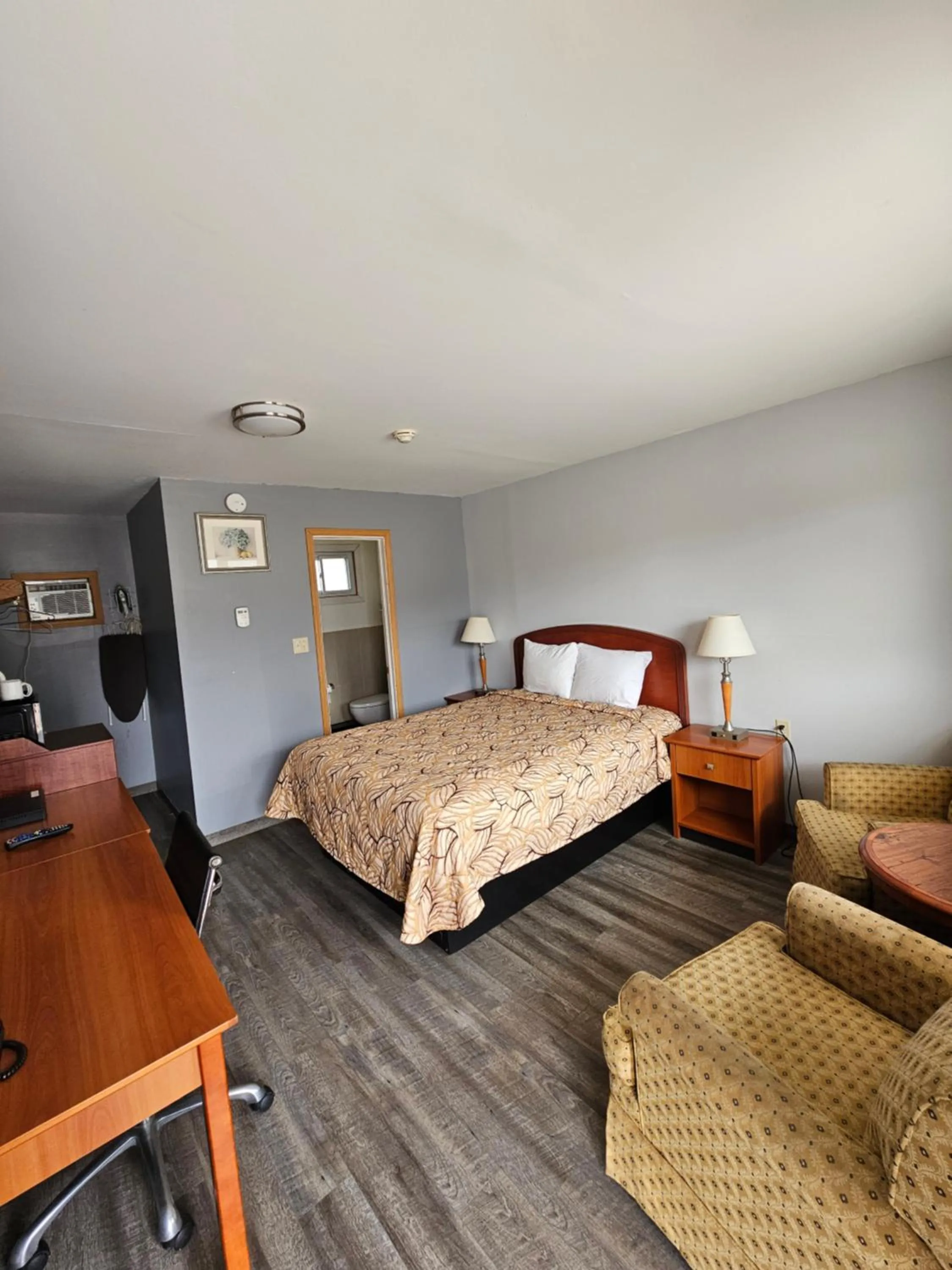 Photo of the whole room, Bed in Forest Plaza Motel