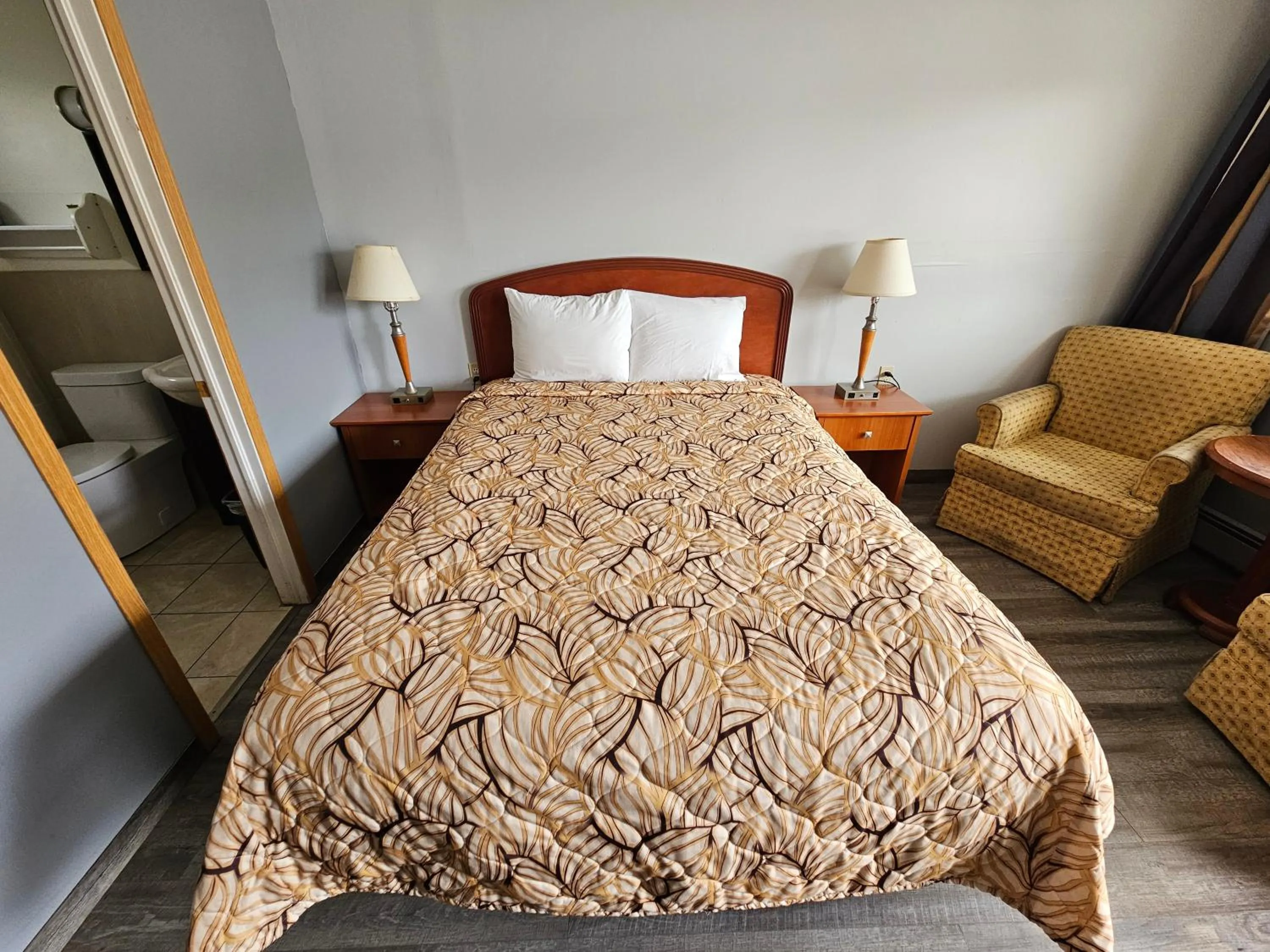 Bedroom, Bed in Forest Plaza Motel