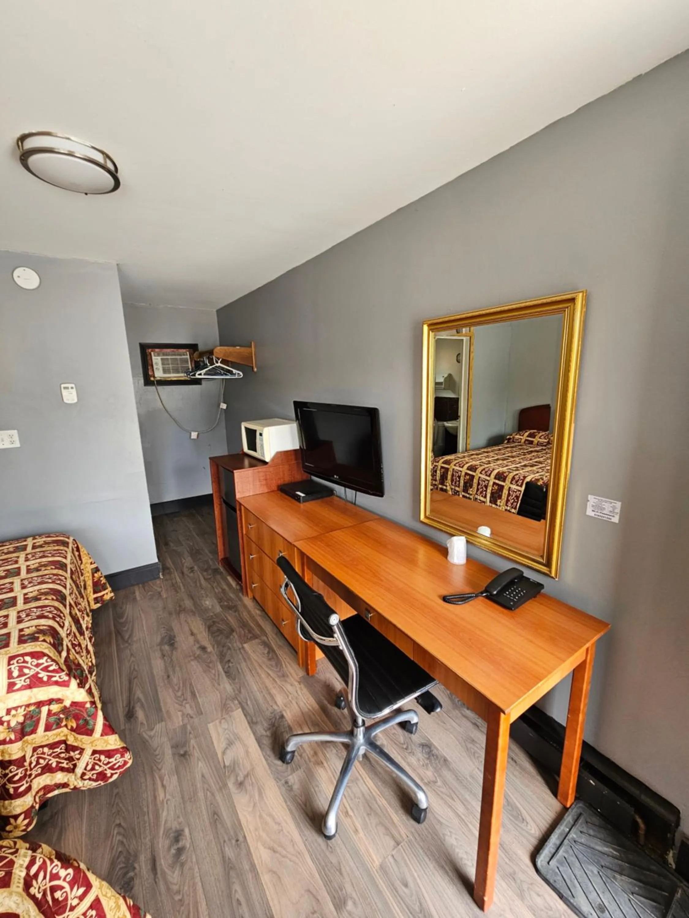 Bedroom in Forest Plaza Motel