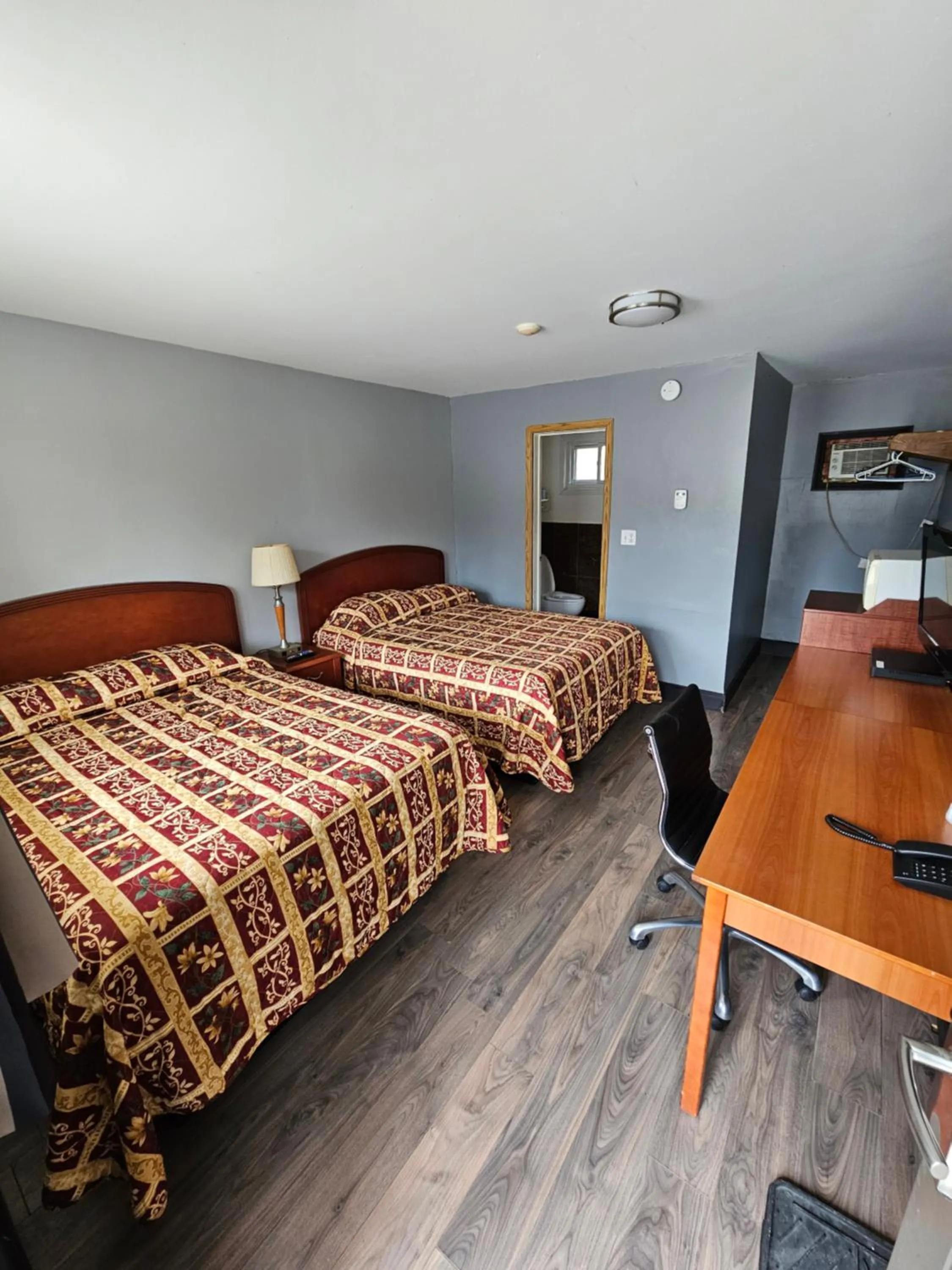 Photo of the whole room, Bed in Forest Plaza Motel