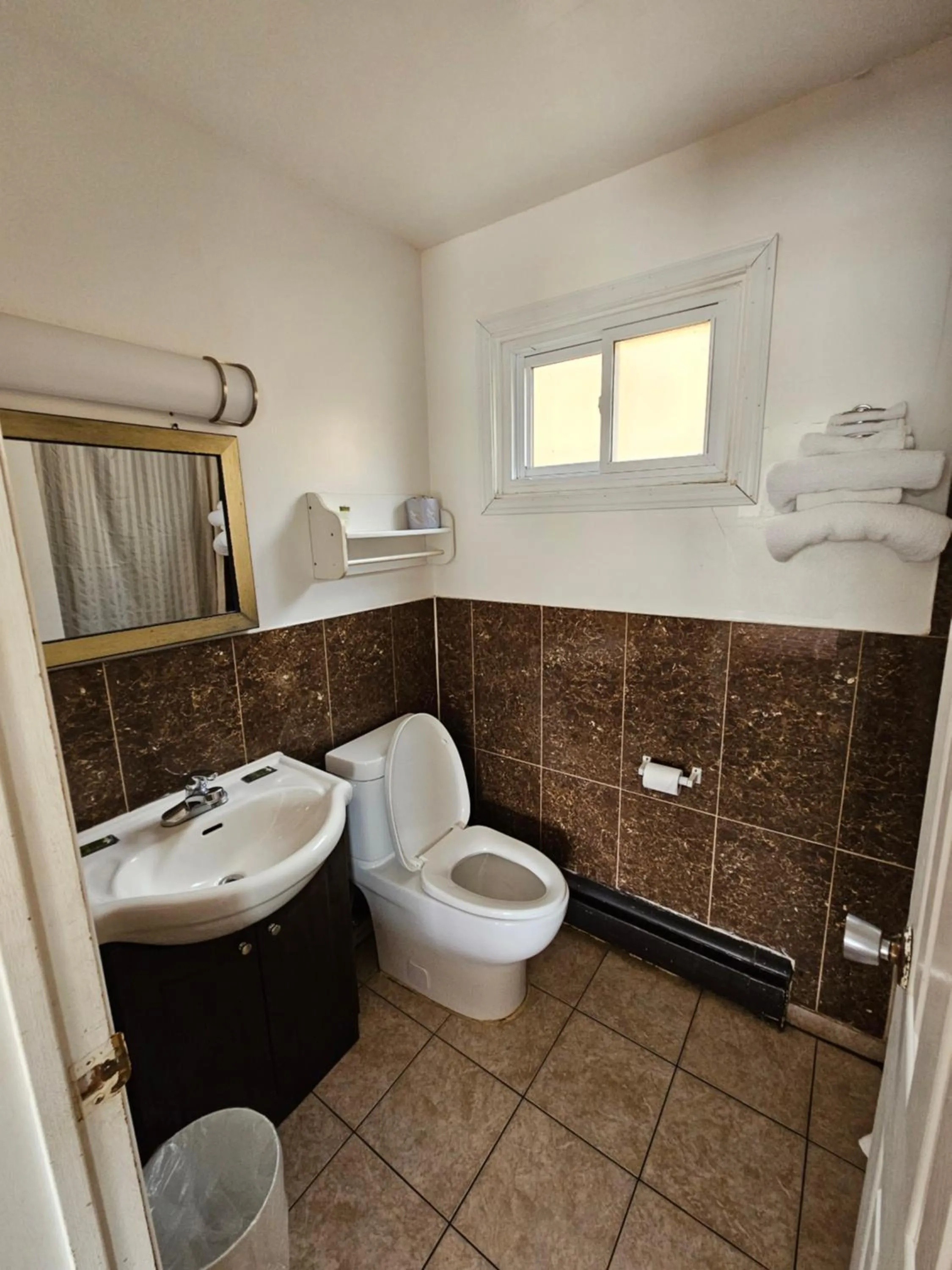 Bathroom in Forest Plaza Motel