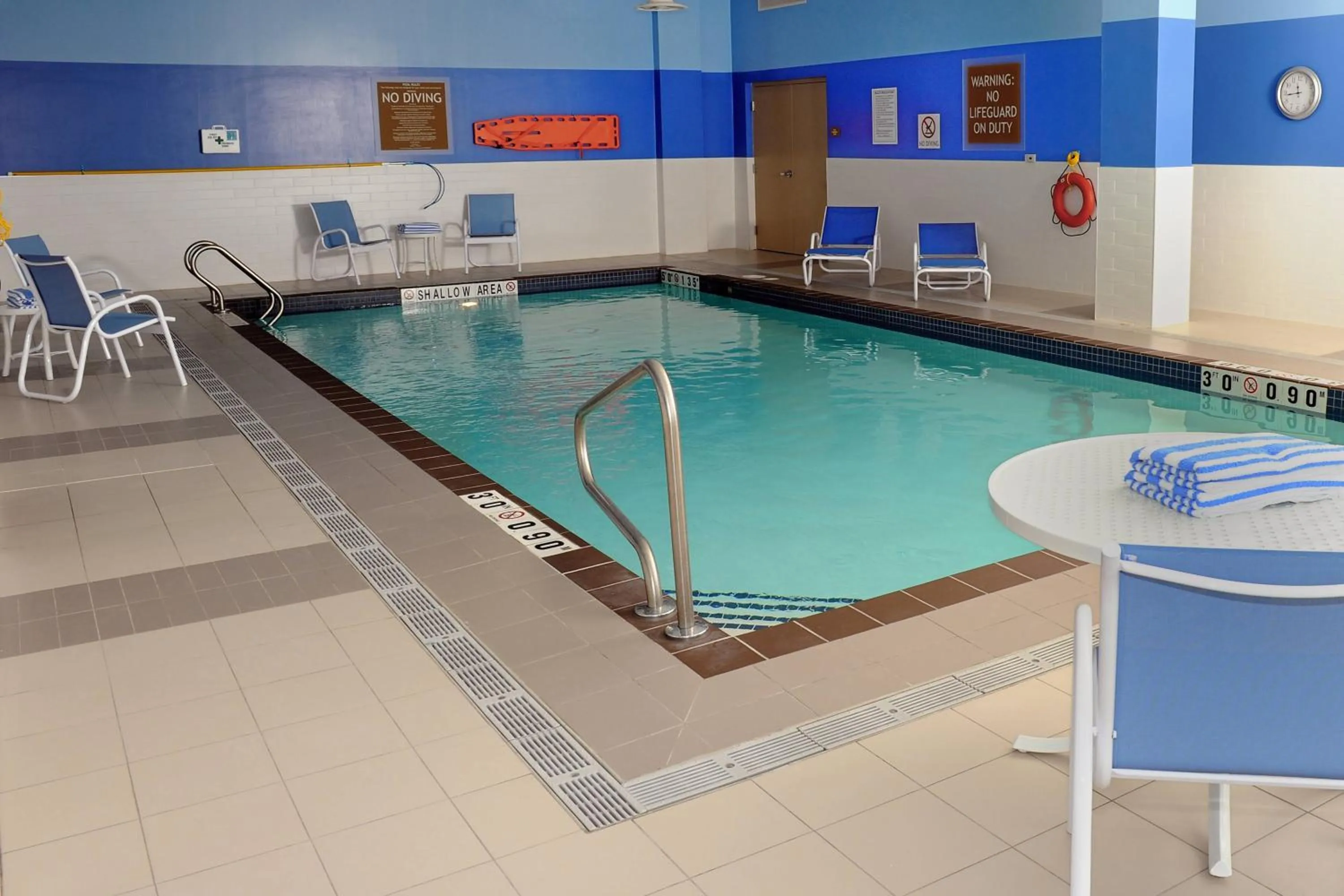 Swimming pool in Four Points by Sheraton Cambridge Kitchener, Ontario