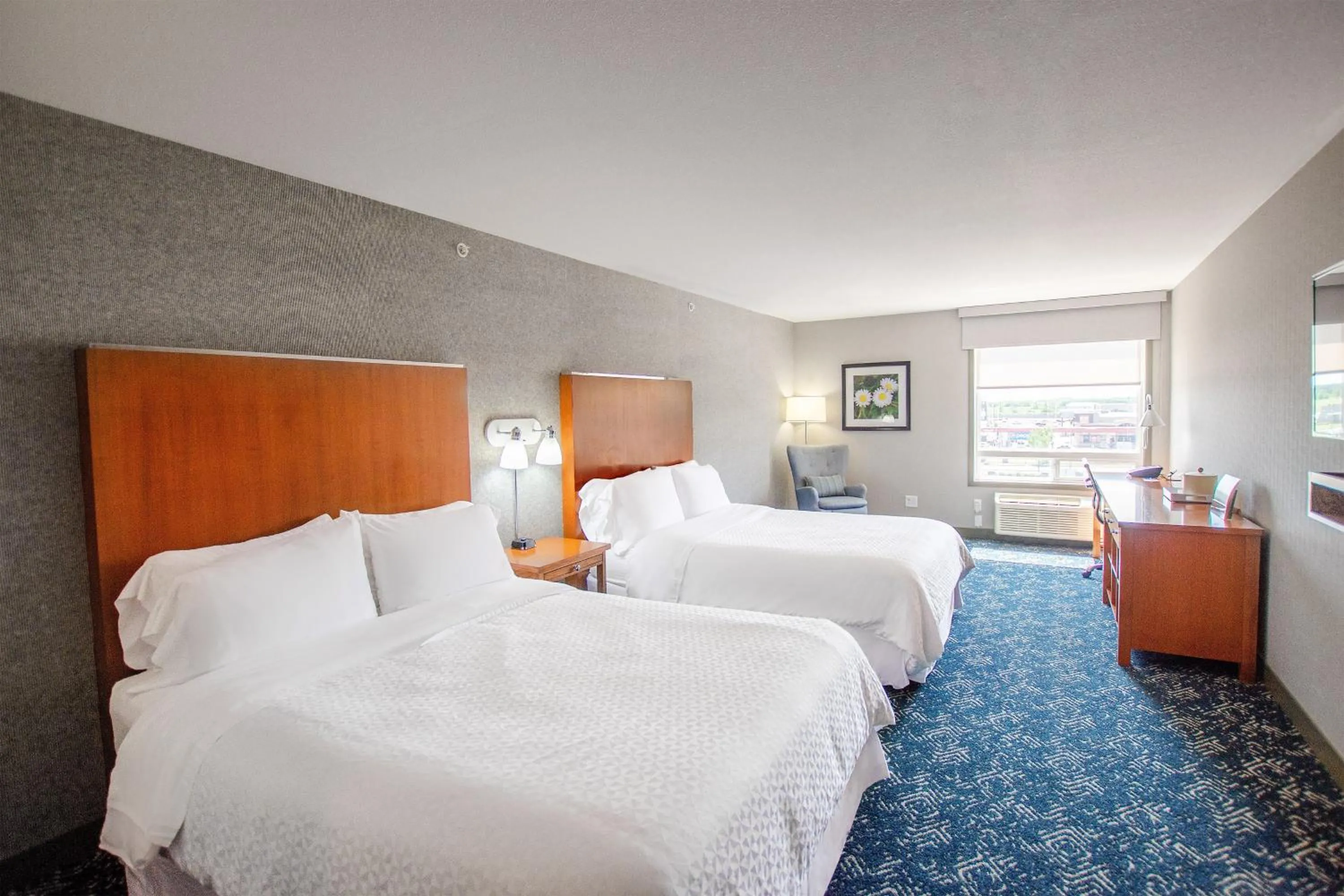 Photo of the whole room, Bed in Four Points by Sheraton Saskatoon