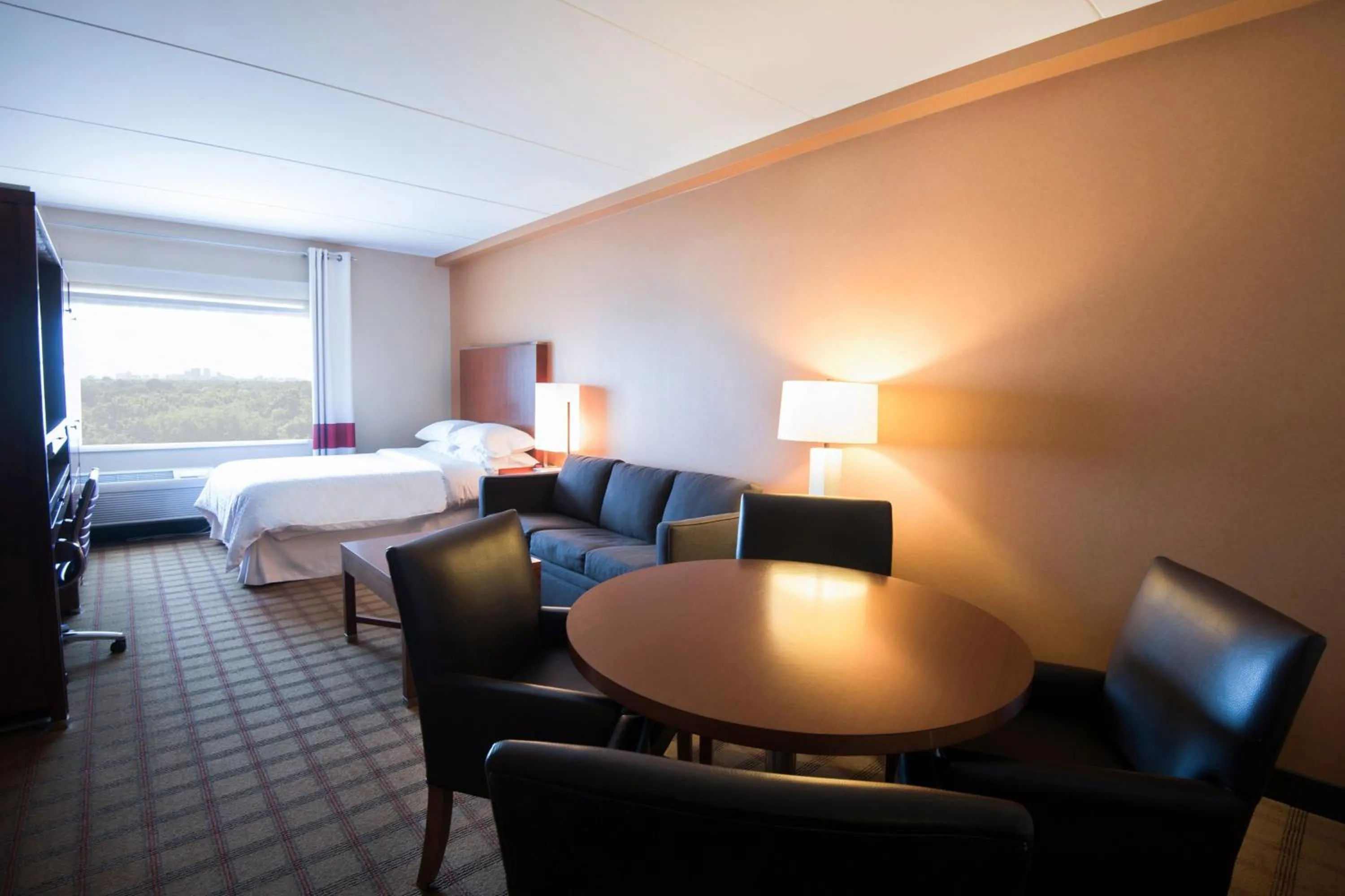 Photo of the whole room, Bed in Four Points by Sheraton Winnipeg South