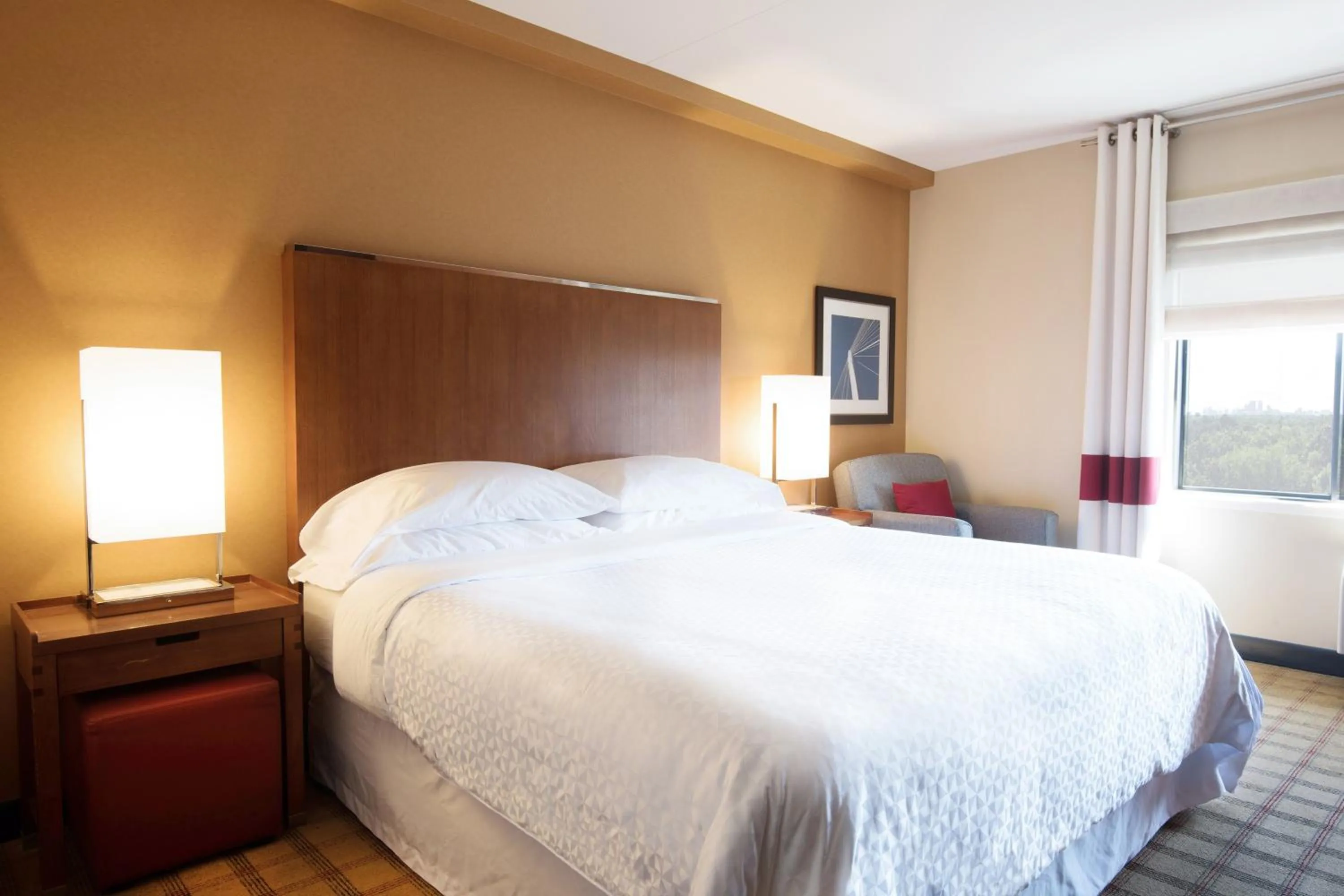 Photo of the whole room, Bed in Four Points by Sheraton Winnipeg South