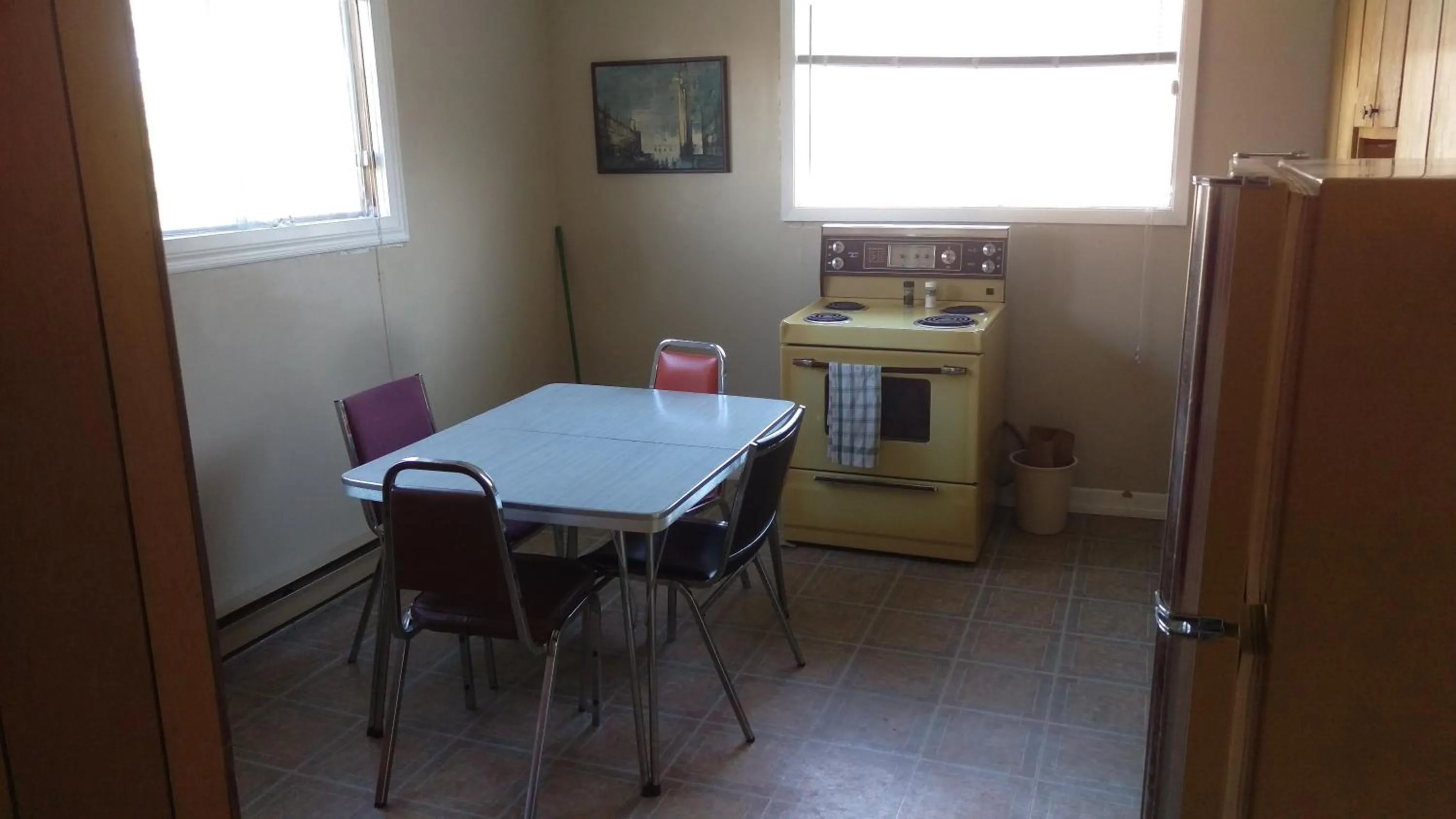 Kitchen or kitchenette in Bay Lake Inn - Frontiersman Motel