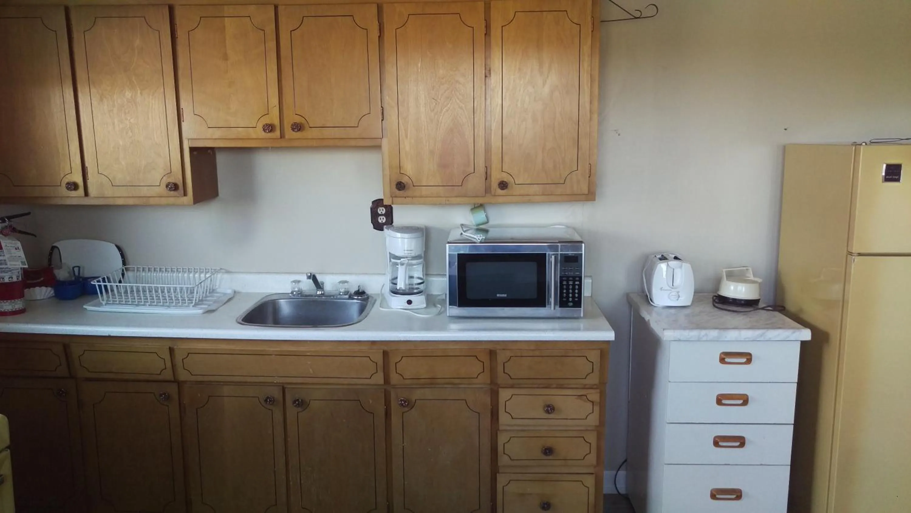 Kitchen or kitchenette in Bay Lake Inn - Frontiersman Motel