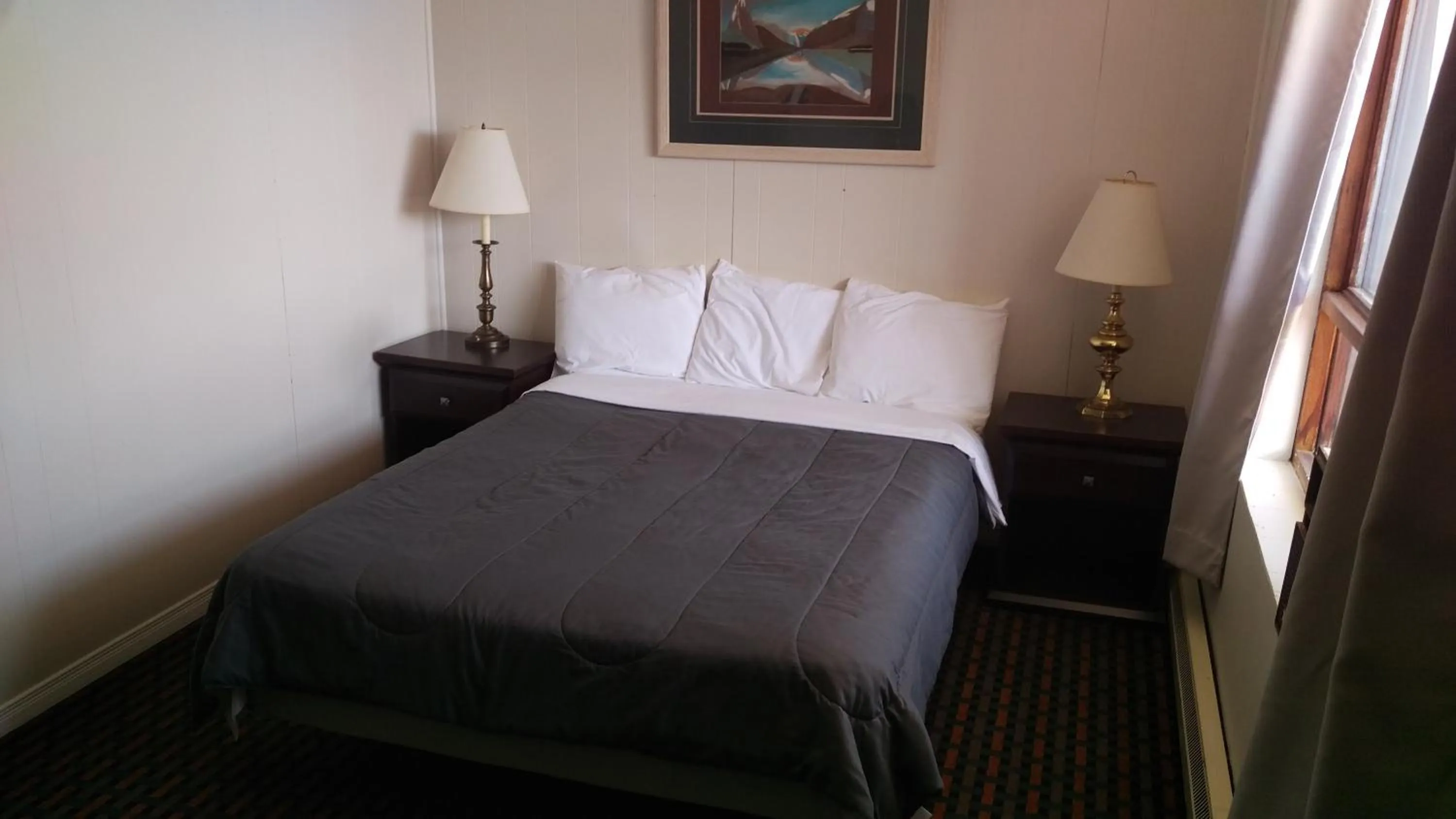 Bed in Bay Lake Inn - Frontiersman Motel