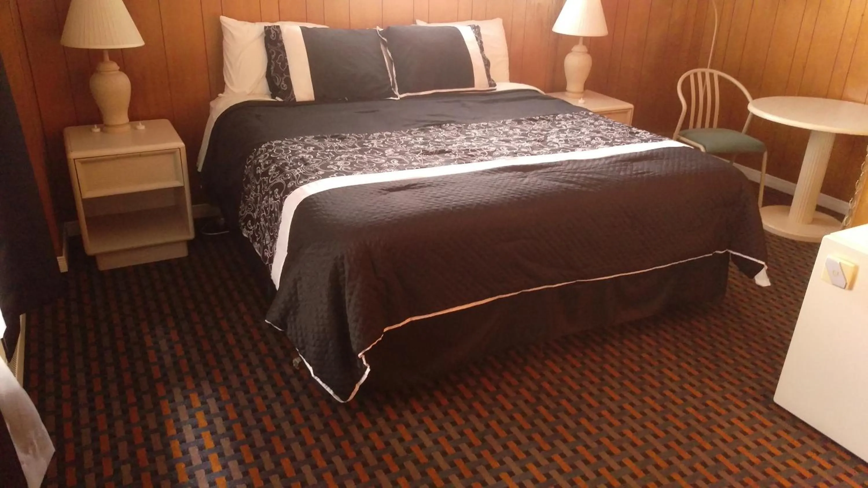 Bed in Bay Lake Inn - Frontiersman Motel