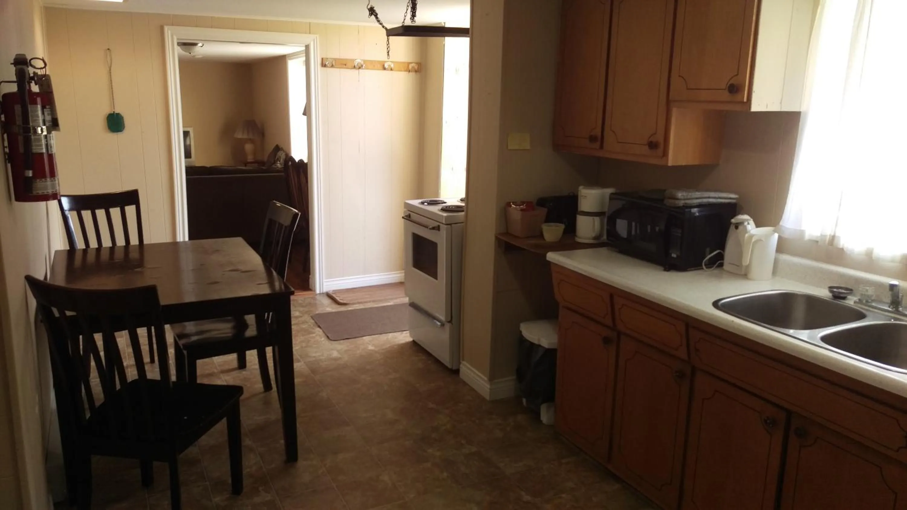 Kitchen or kitchenette in Bay Lake Inn - Frontiersman Motel