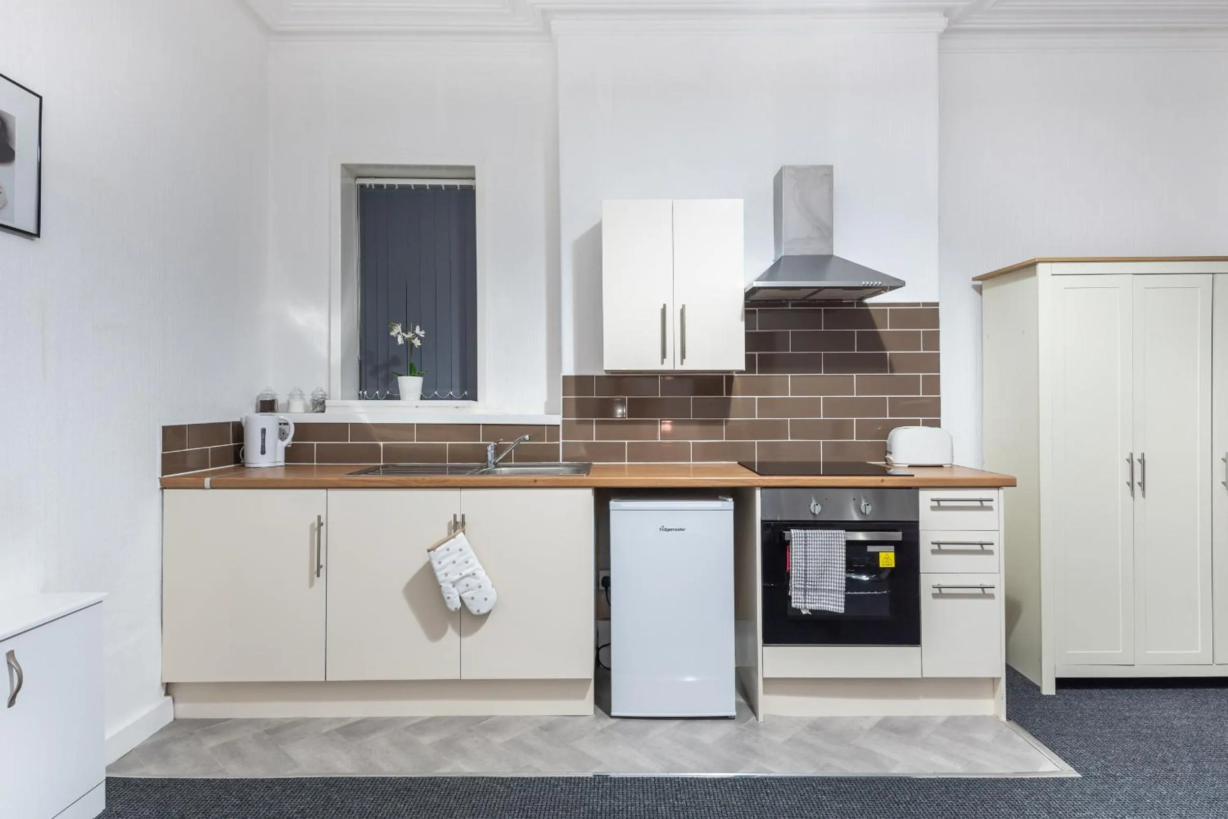 Kitchen or kitchenette in Velvet Coaster Apartments