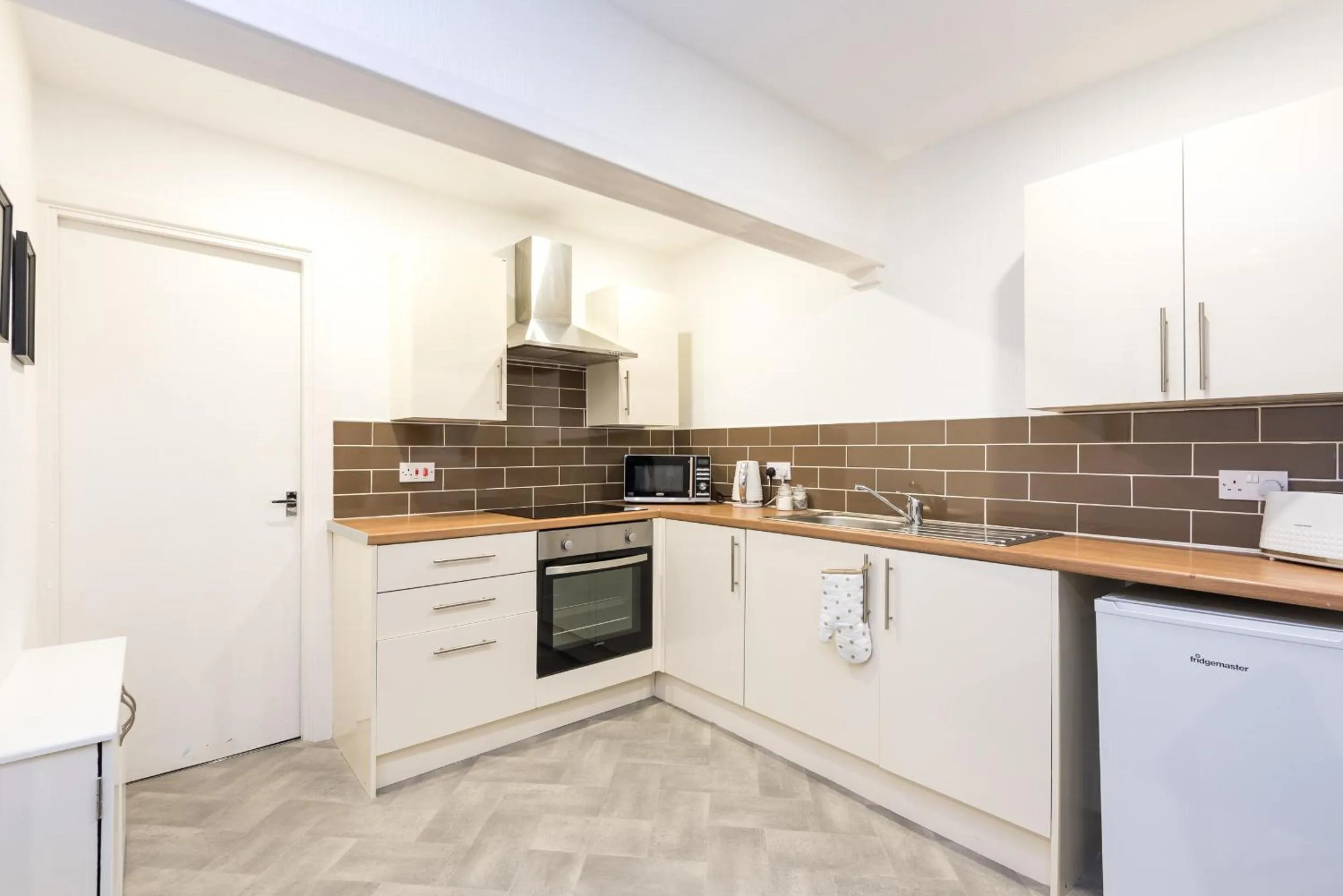 Kitchen or kitchenette in Velvet Coaster Apartments