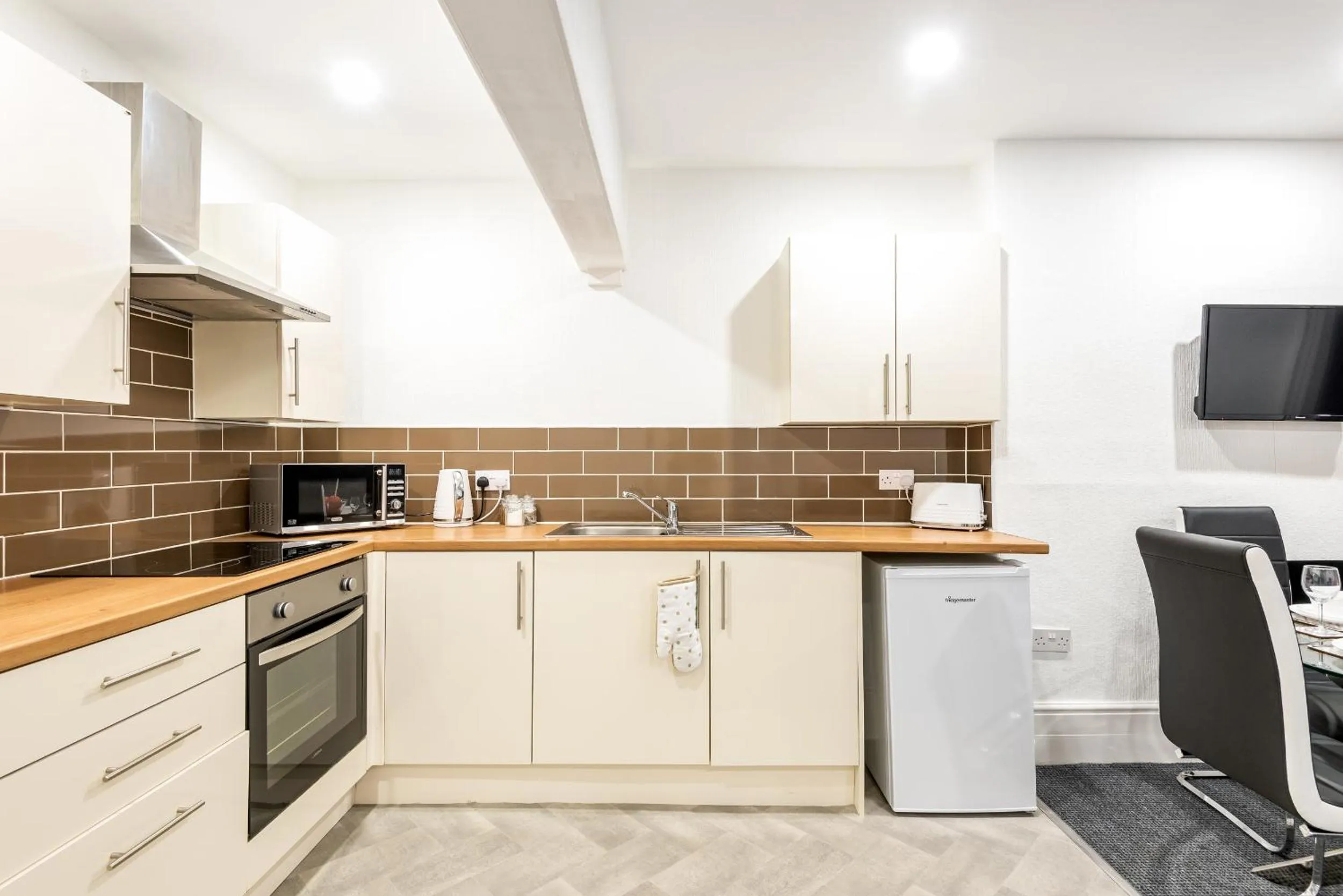 Kitchen or kitchenette in Velvet Coaster Apartments