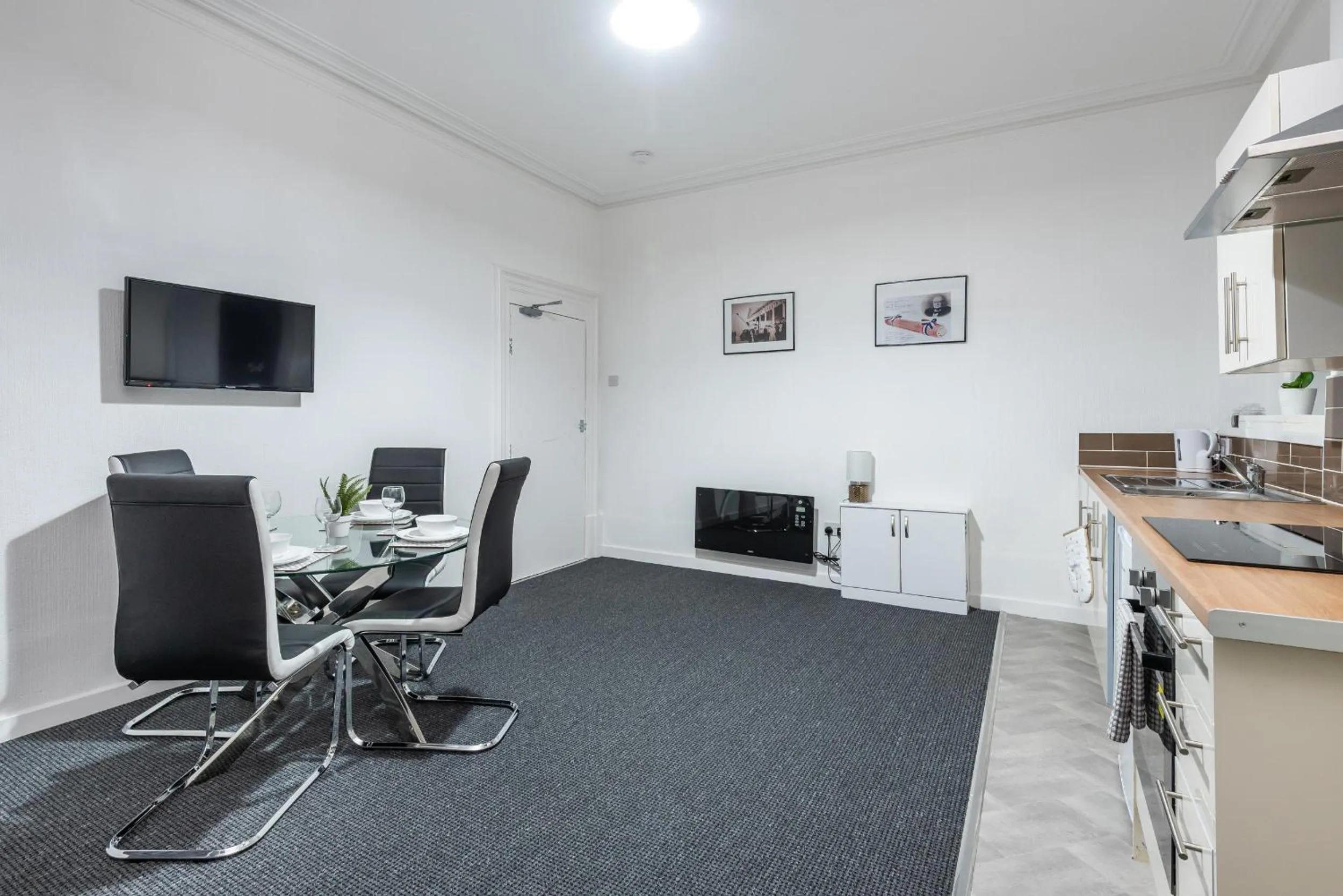 Kitchen or kitchenette in Velvet Coaster Apartments