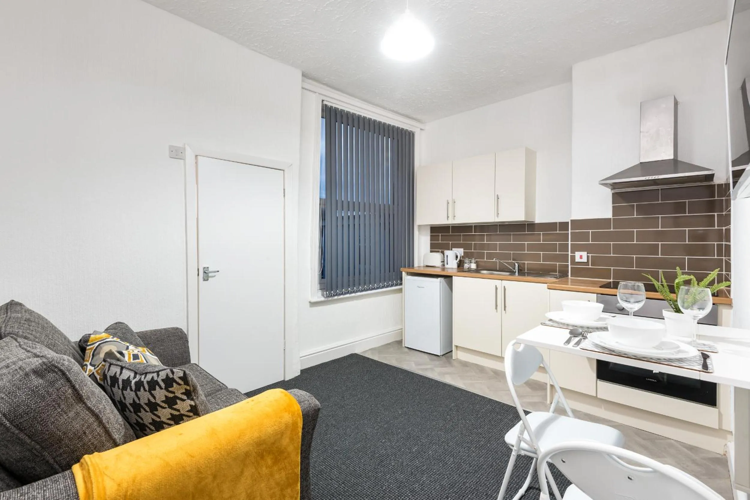 Kitchen or kitchenette in Velvet Coaster Apartments