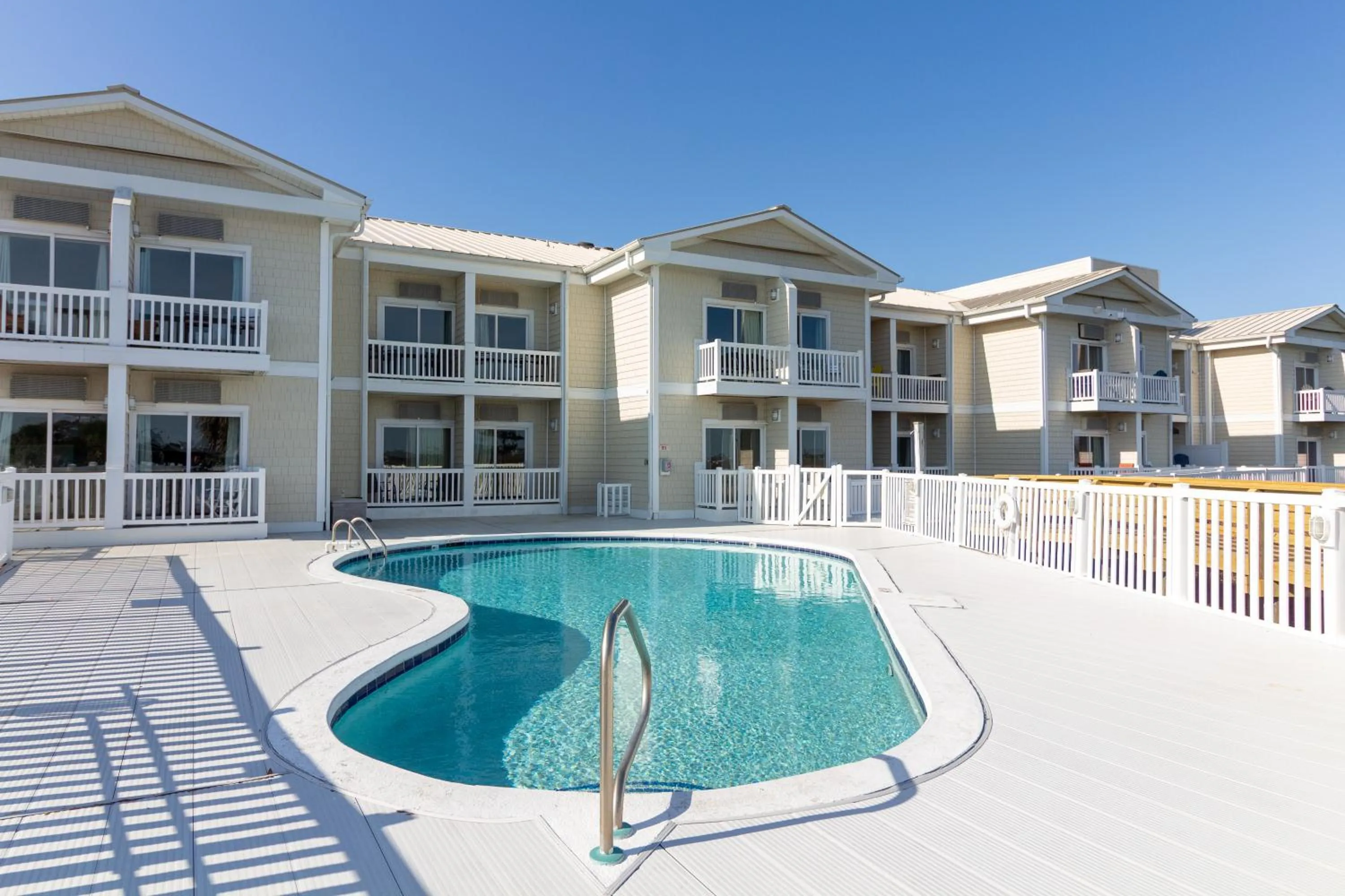 Swimming pool in Palm Suites