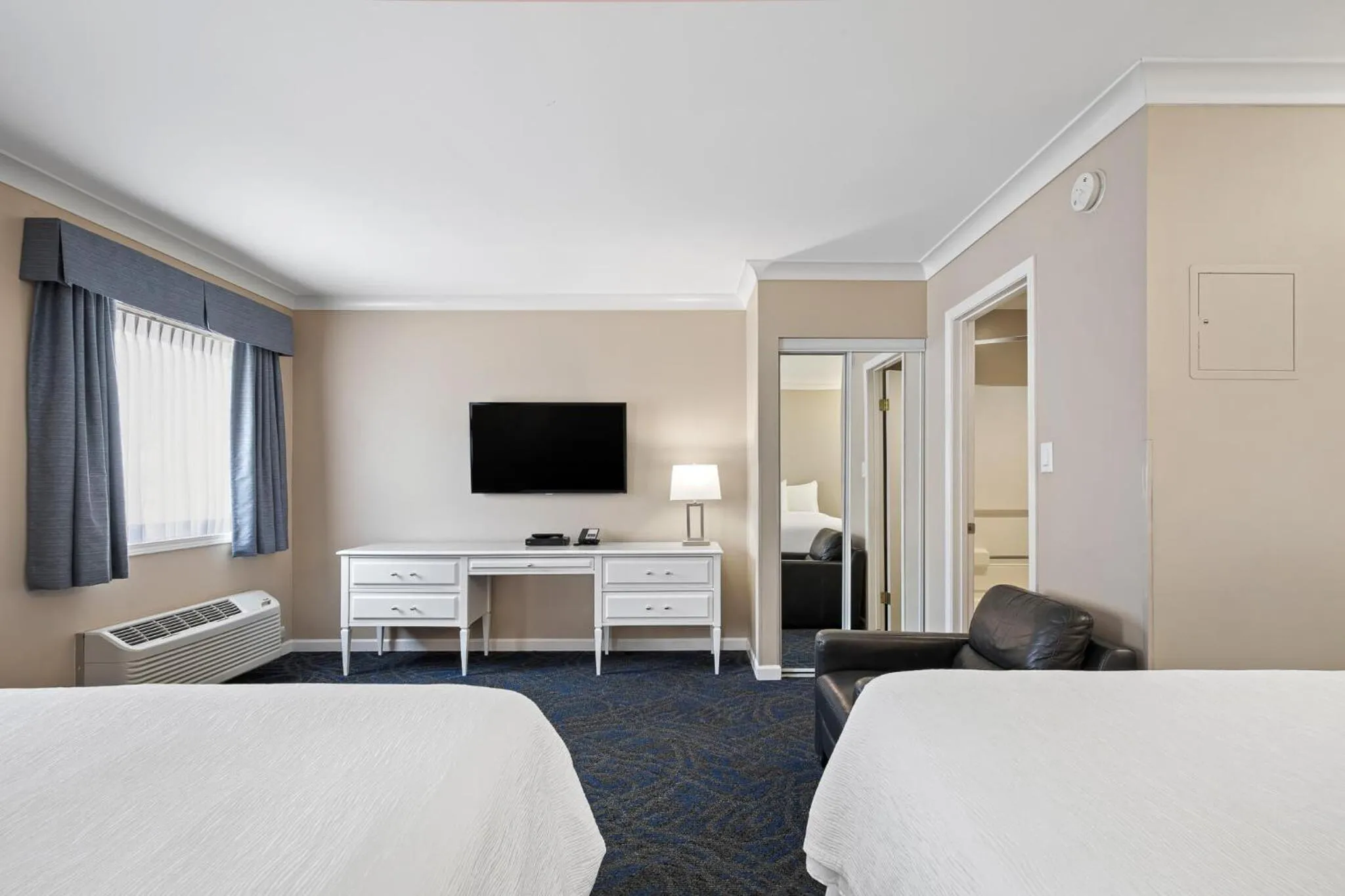 Bed in Glenwood Inn & Suites