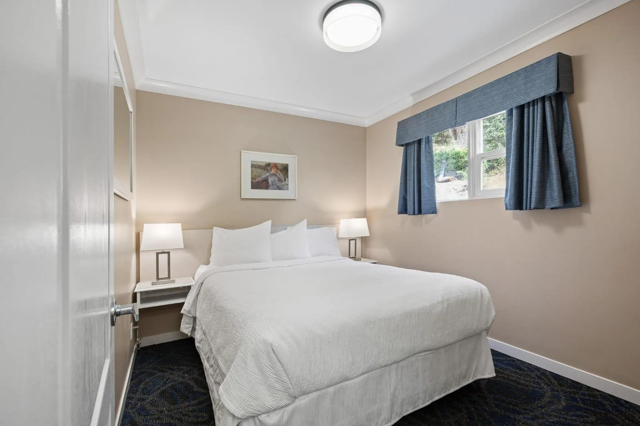 Bed in Glenwood Inn & Suites