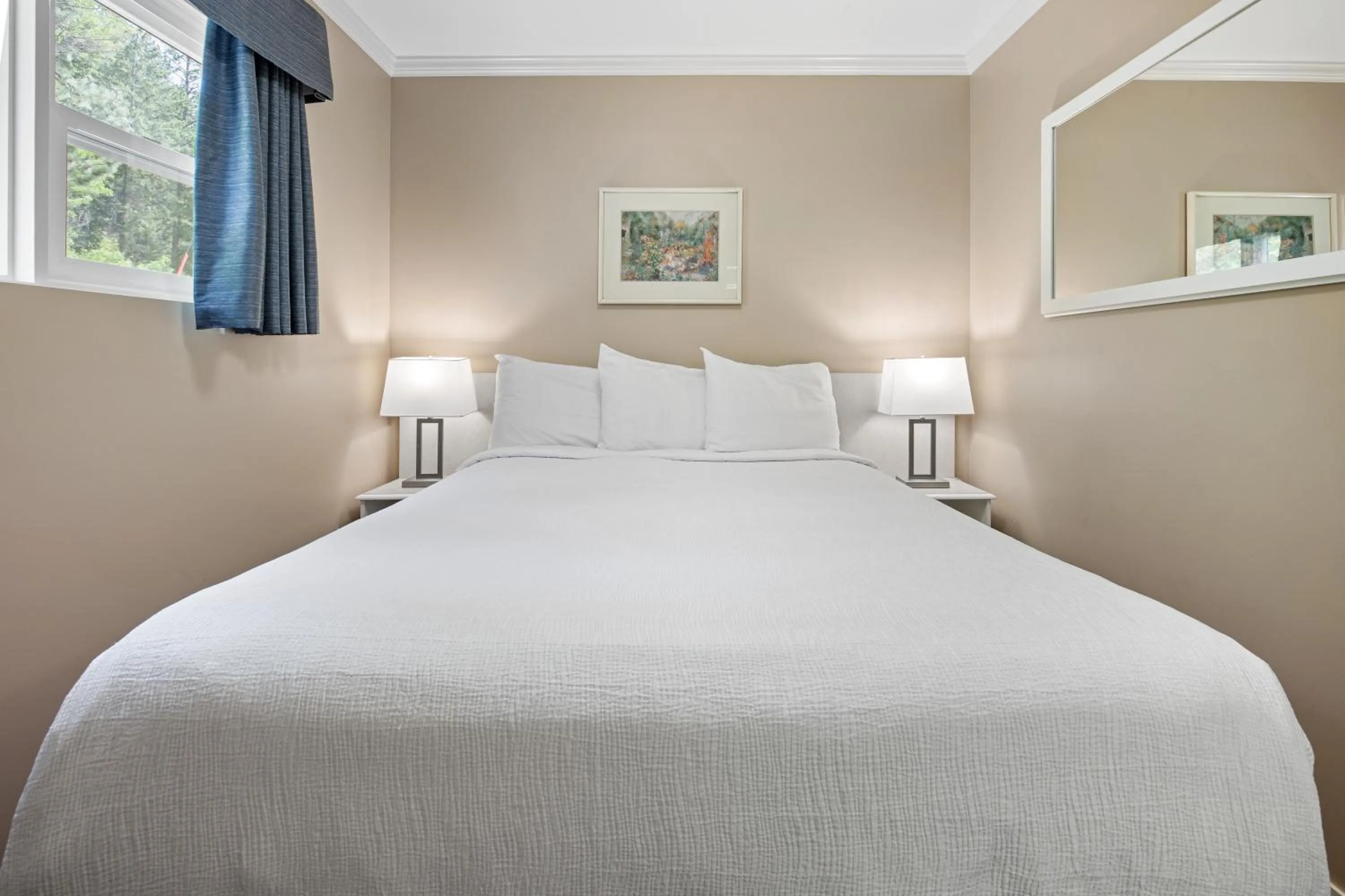 Bed in Glenwood Inn & Suites