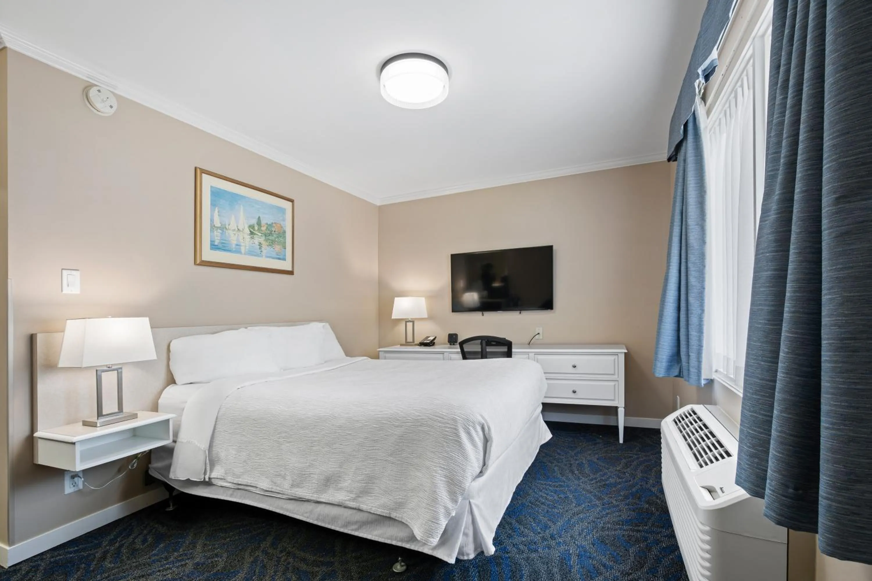 Bed in Glenwood Inn & Suites