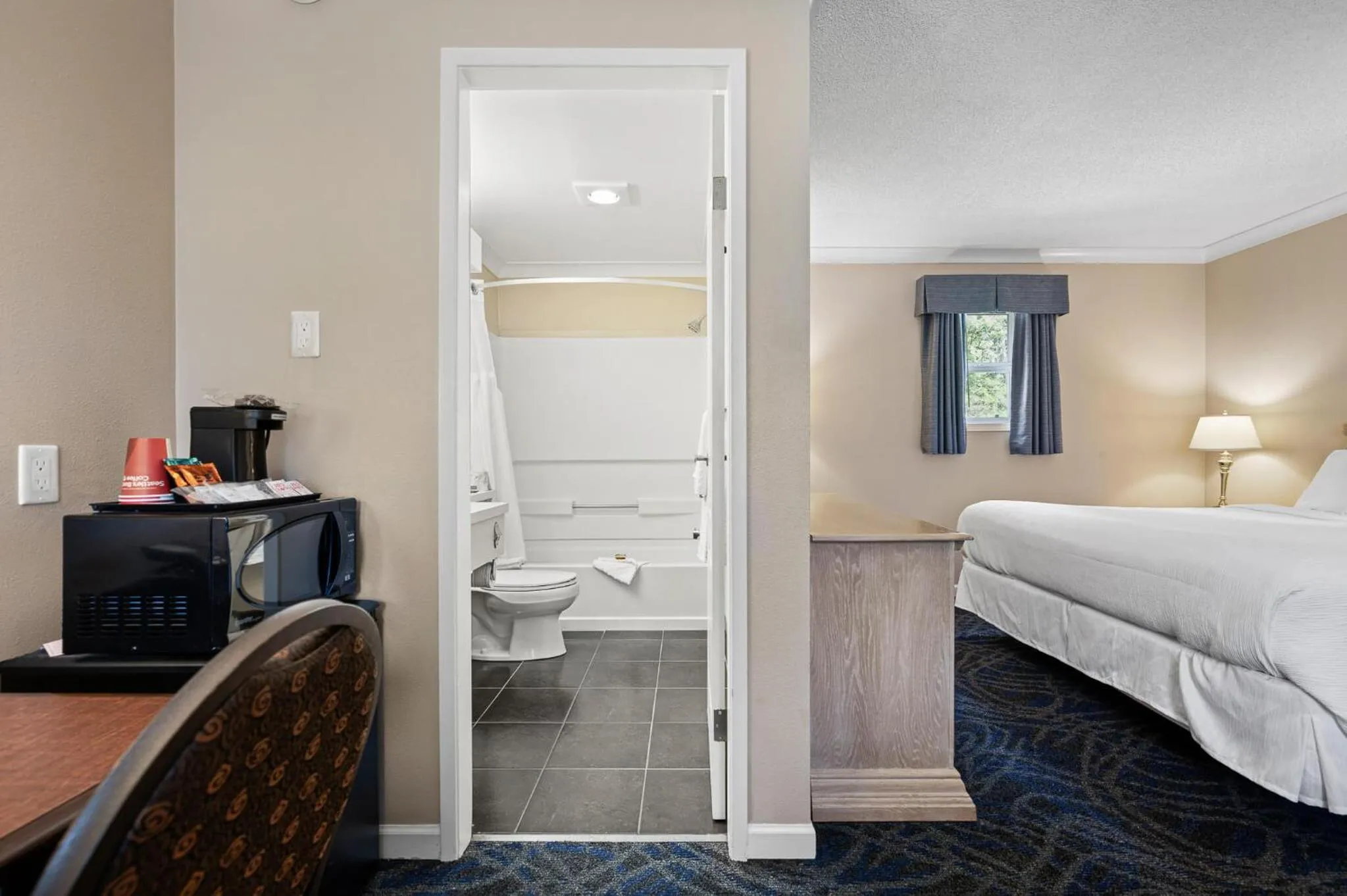 Bed in Glenwood Inn & Suites